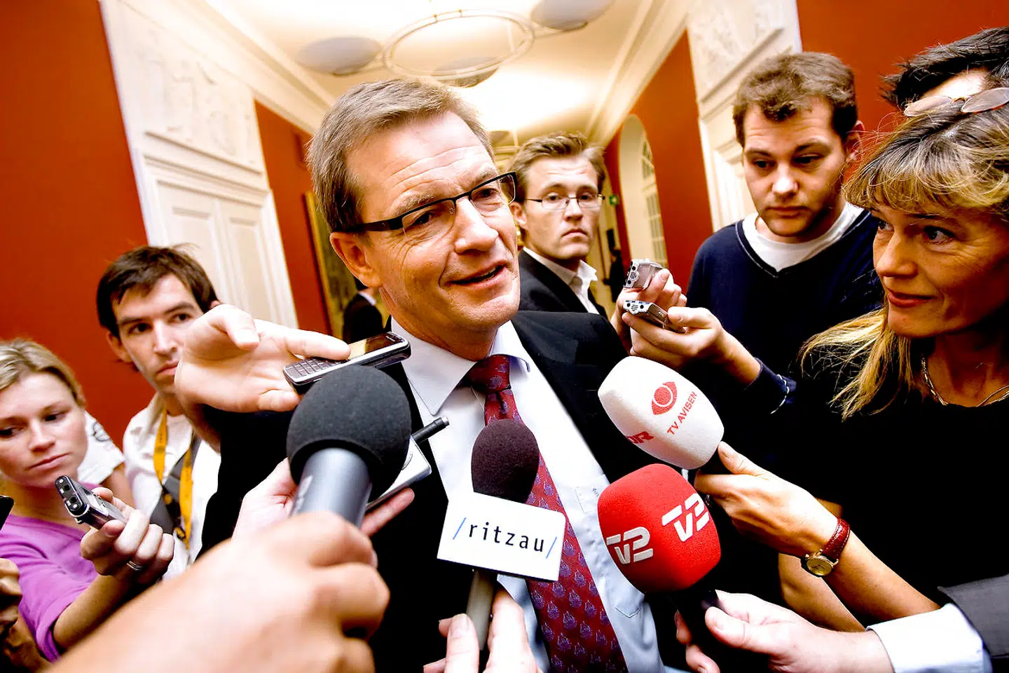 Det var ulovligt, at den konservative erhvervsminister Bendt Bendtsen i månedsvis læste med på e-mail, som ikke var tiltænkt ham. Sådan lyder konklusionen fra en række juridiske eksperter. Manden, hvis e-mail, der blev snaget i, er ikke tilfreds. »Det er ikke i orden,« lyder det fra socialdemokraten Ole Stavad.