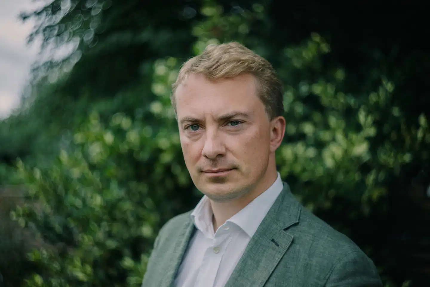 Morten Messerschmidt præsenterer fem krav, der ifølge ham vil afgøre, hvem han peger på som statsminister. Han vil forsøge at holde de to blå statsministerkandidater, Jakob Ellemann-Jensen (V) og Søren Pape Poulsen (K), i uvished, så længe som muligt for at hæve prisen, siger han.