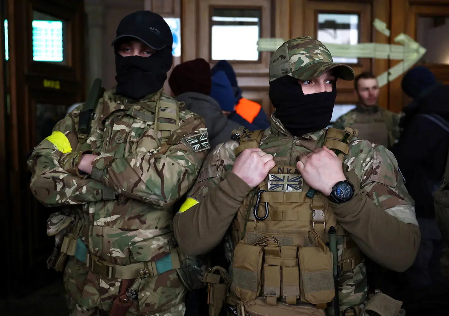 Siden Rusland for godt et halvt år siden invaderede Ukraine, har udlændinge fra lande over hele verden tilsluttet sig den internationale legion af soldater. På billedet er to britiske mænd fotograferet i marts.