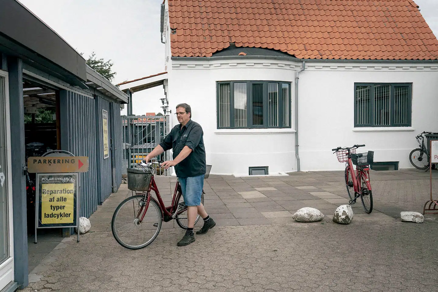 Keld Fuglsang foran huset i Aalborg, hvor statsminister Mette Frederiksen voksede op.