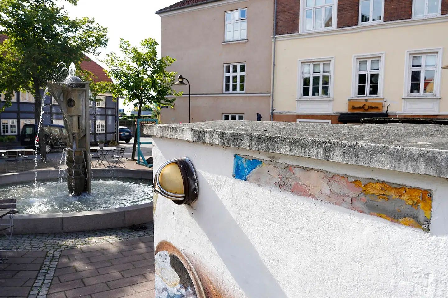 På Simon Spies Plads i Helsingør er navneskiltet i ly af natten blevet stjålet.