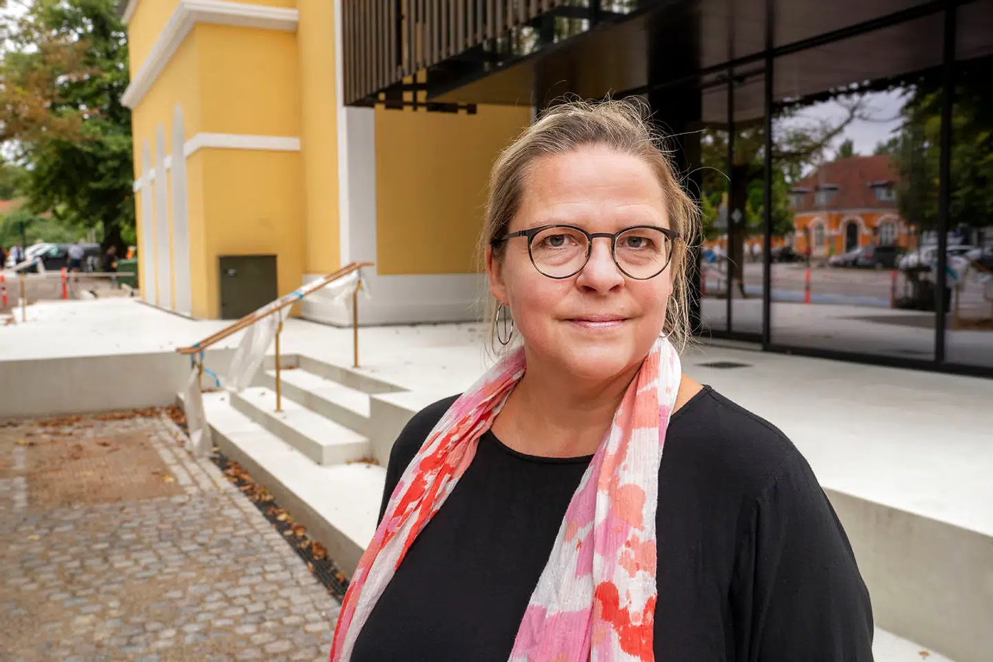 Marianne Klint foran Aveny-T, der netop har fået en ny tilføjelse: Et væksthus for unge til 70 millioner kroner.