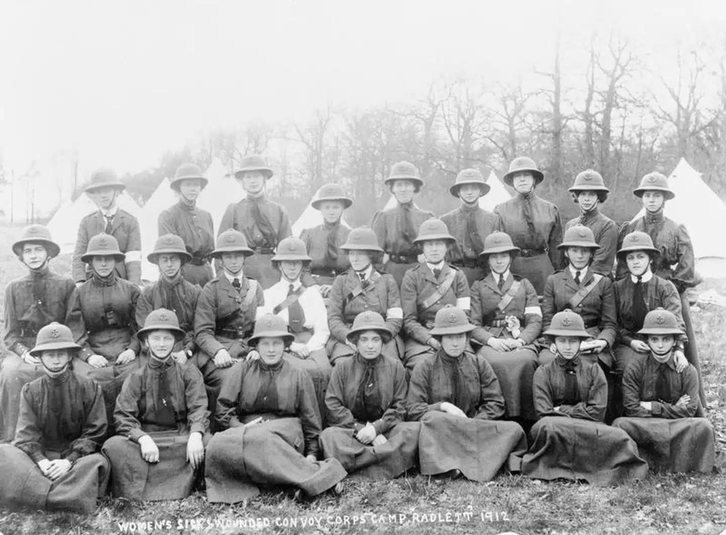 Den britiske kvinde Mabel Stobart organiserede på privat basis en storstilet hjælp til sårede soldater på Balkan. Hun oprettede et Womens Sick and Wounded Convoy Corps, som blev af stor betydning. Her ses frivillige i korpset i tweed-dragter og hjelme. Illustration fra bogen.