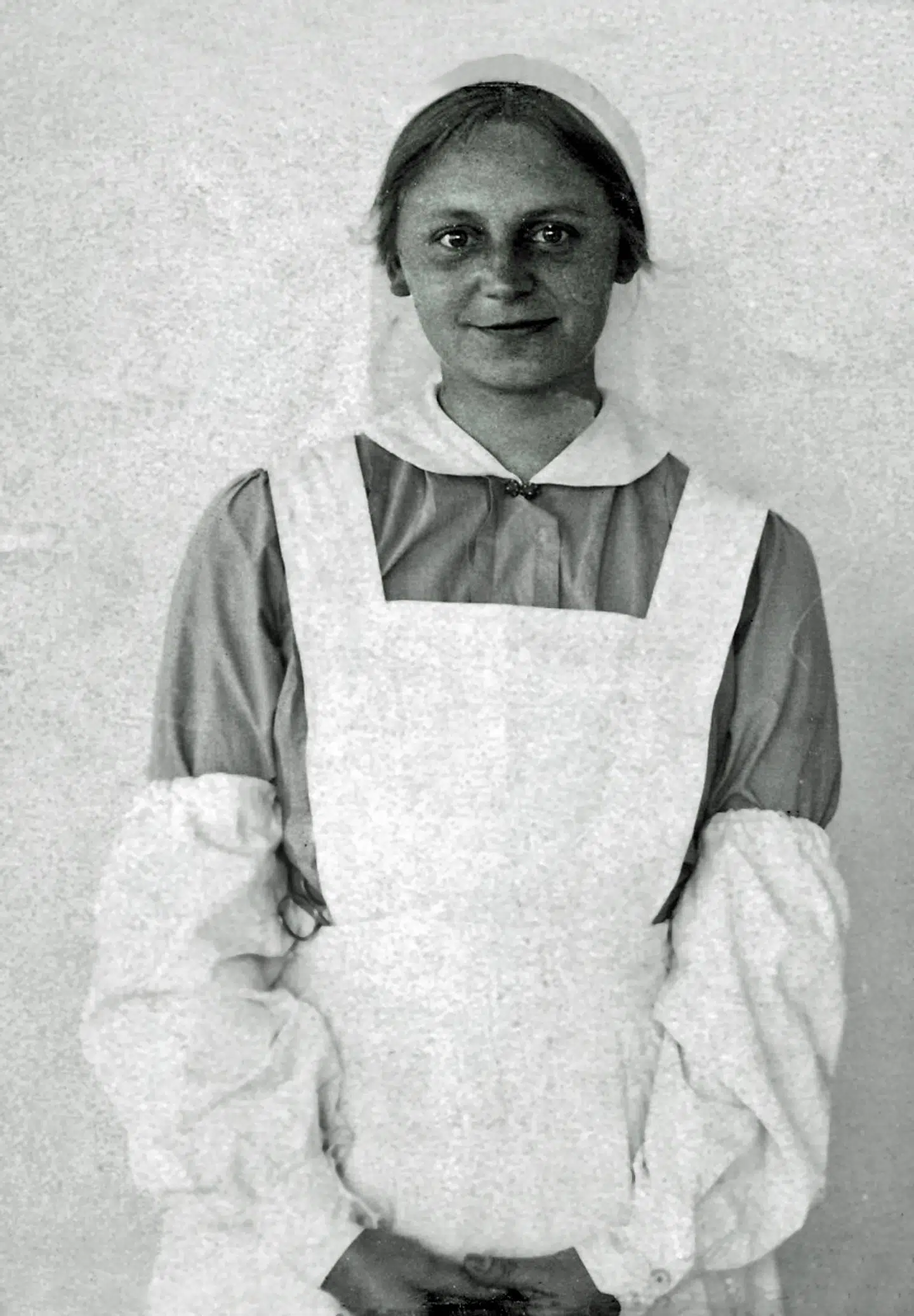 Valborg Hjorth kom fra Bornholm og rejste i 1912 ud for at hjælpe de sårede, da Balkan-krigen begyndte. Hun var senere sygeplejerske ved Horserød-lejren og Hald-Lejren, hvor Danmark under Første Verdenskrig husede syge krigsfanger. Illustration fra bogen.