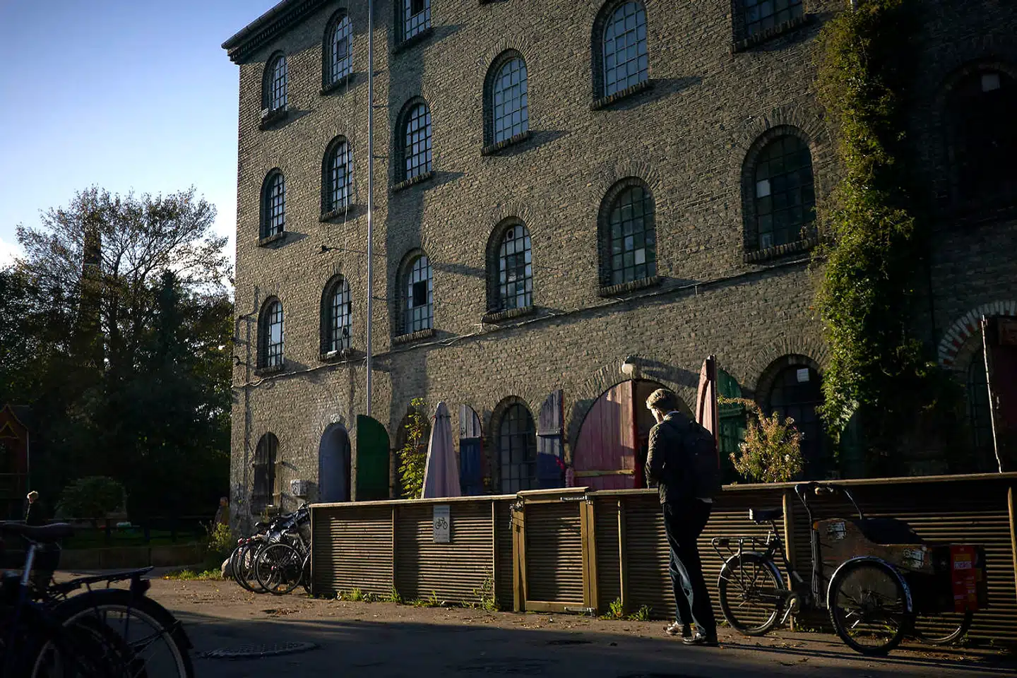 Flere ting kan gå galt, når en ny aftale mellem staten og Christiania skal føres til dørs. Aftalen betyder, at cirka 300 nye beboere vil flytte ind på Christiania inden 2031. I dag bor der cirka 700 voksne og 150 børn.