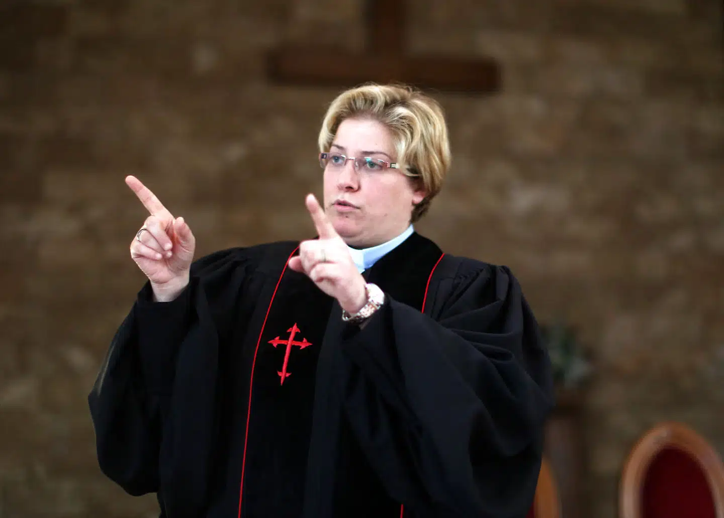 Debatten om kvindelige præster er gammel og foregår i hele verden. På billedet ses syrisk-libanesiske Rola Sleiman som i 2017 blev den første kvindelige præst i den arabisk-kristne verden, skrev AP.