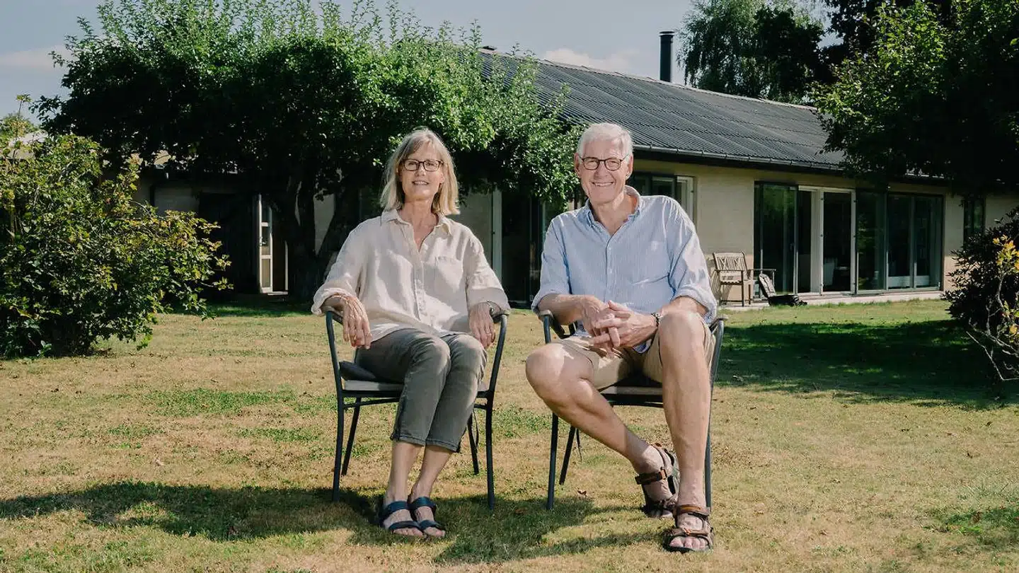 Ulrik Hvidt og Susanne Raskov Hvidt har udskiftet oliefyret med en miljørigtig varmepumpe. Nu fører elprisernes voldsomme stigning til en markant stigning i parrets elregning. Staten skovler momspenge ind på stigningen, påpeger parret, der mener, at staten bør træde til og sløjfe momsen.