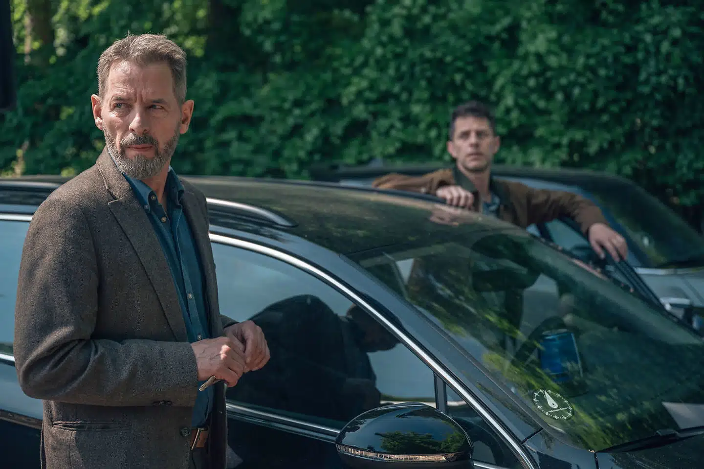 I den danske Netflix-film »Kærlighed for voksne« spiller Mikael Birkkjær en politimand, der skal opklare et dødsfald.