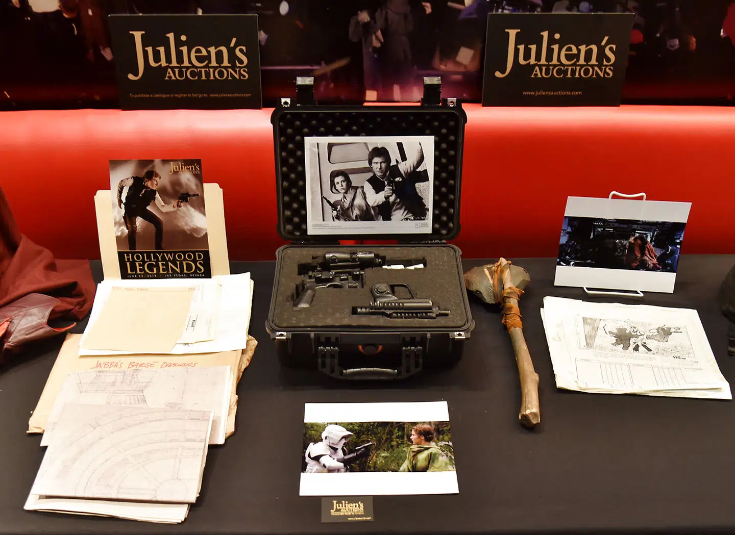 Der er tale om den laserpistol med serienummeret DL-44, som smugleren Han Solo brugte i den allerførste »Star Wars«-film fra 1977, »A New Hope«, og som han blandt andet brugte til at slå dusørjægeren Greedo ihjel med.