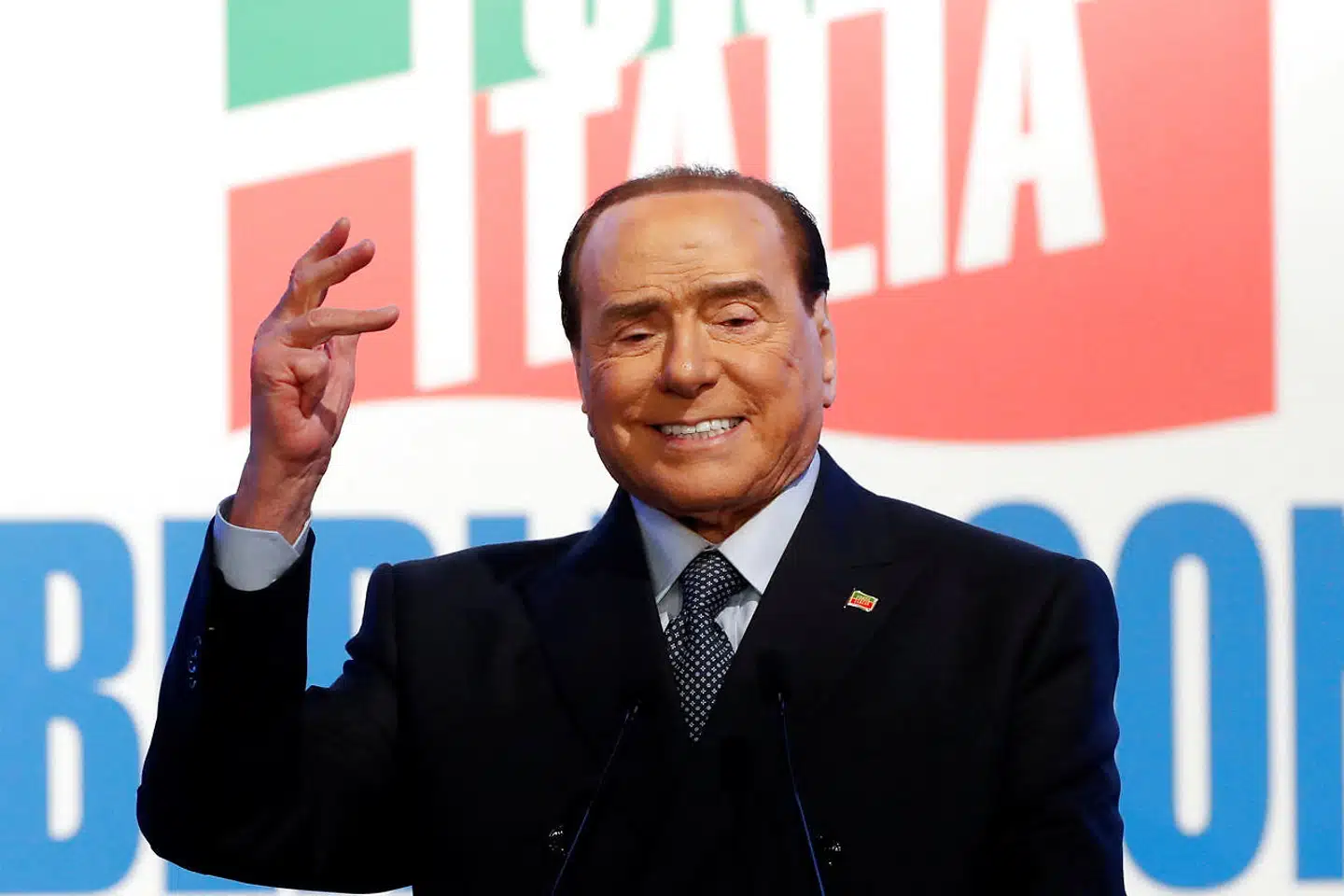 Silvio Berlusconi er mildt sagt en showmand. I 1986 lod han sig indflyve i en helikopter på stadionet San Siro som ny ejer af A.C. Milan – til tonerne af Richard Wagners valkyrieridt!