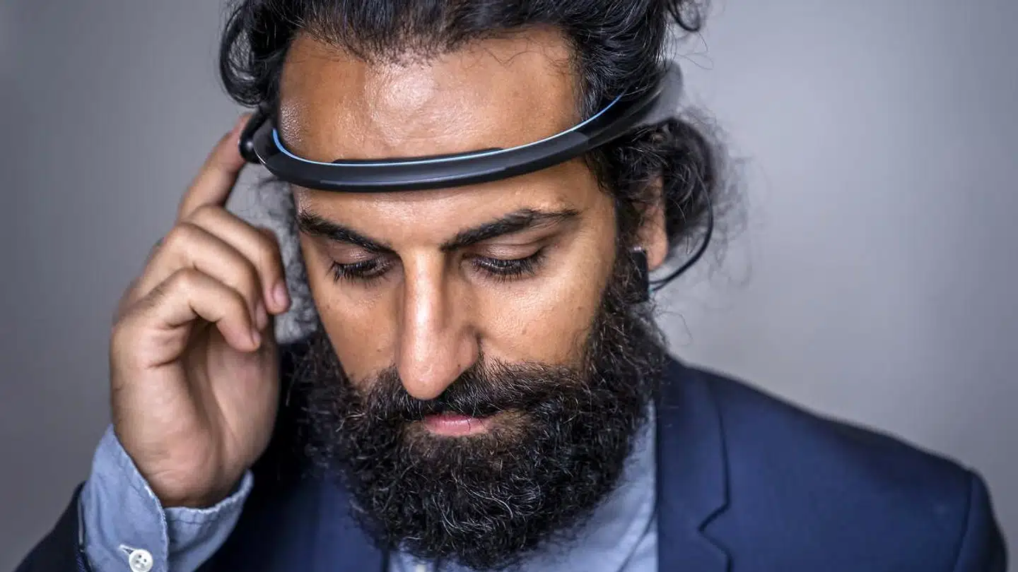 Armin Kavousi står bag virksomheden Curvex, som forsøger at adressere sundhedsmæssige problematikker ved hjælp af en bærbar hjernescanner, som den ophavsmanden bærer her.