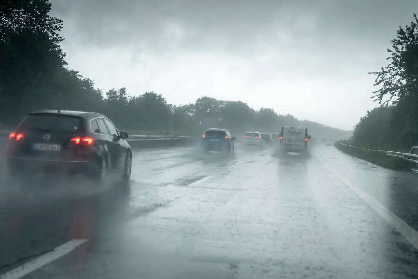 Meteorolog Klaus Larsen fra DMI advarer om kraftig regn og risiko for lokale skybrud i den østlige del af landet.