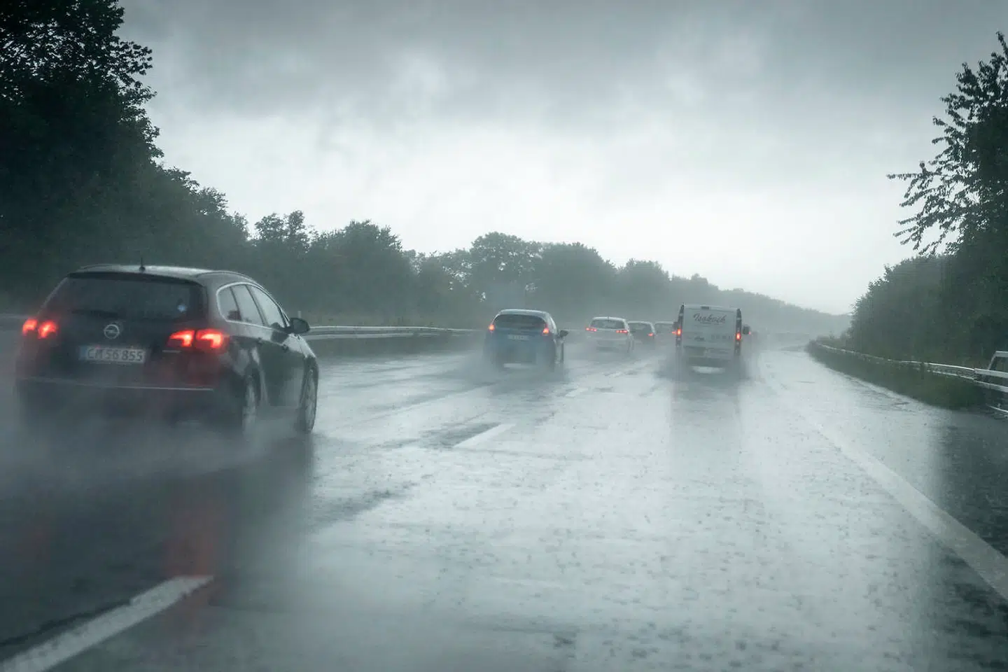 Meteorolog Klaus Larsen fra DMI advarer om kraftig regn og risiko for lokale skybrud i den østlige del af landet.