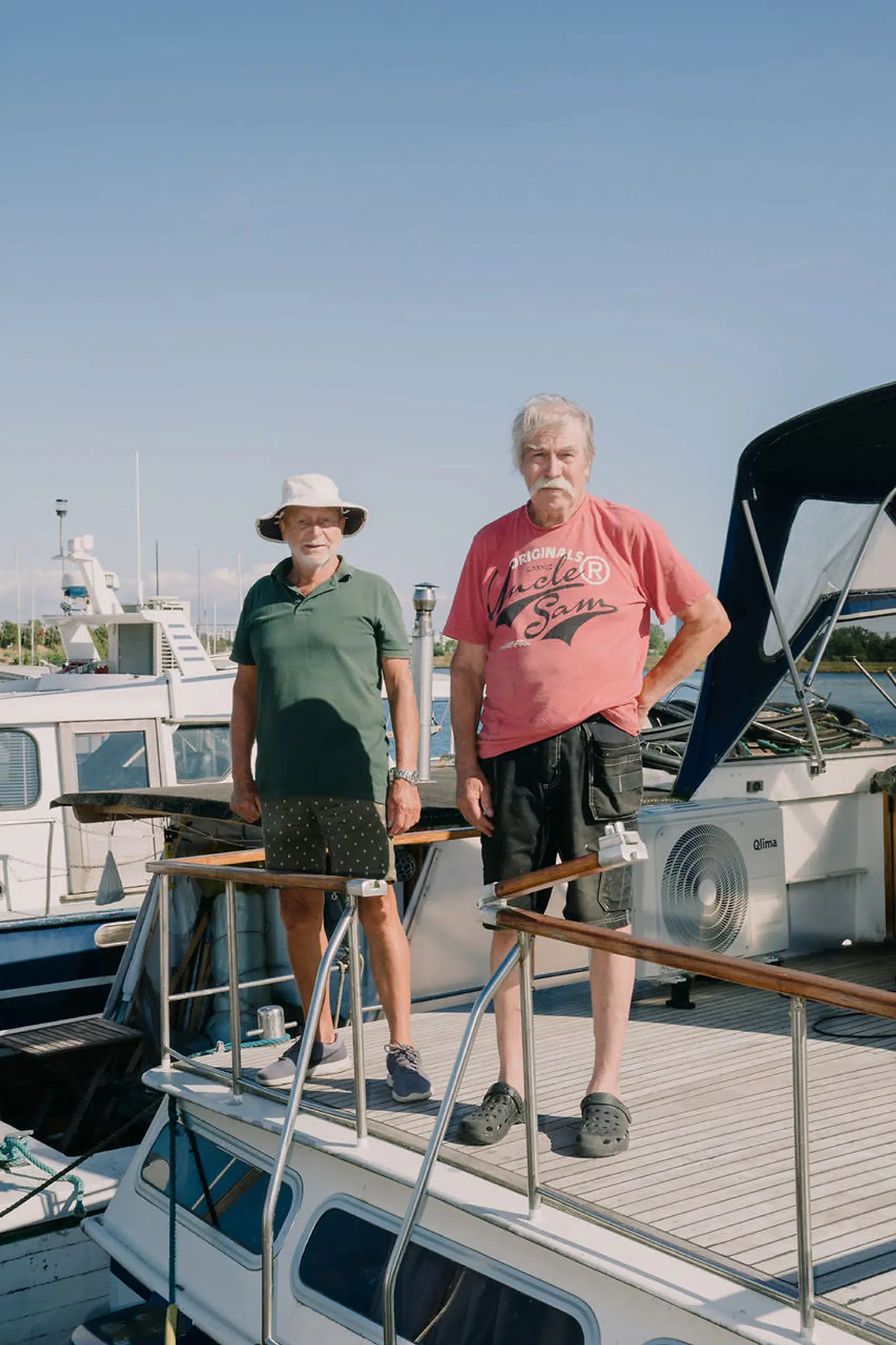 Vennerne John Olesen (til venstre) og Sidney Partsch på Sidneys båd i havnen.