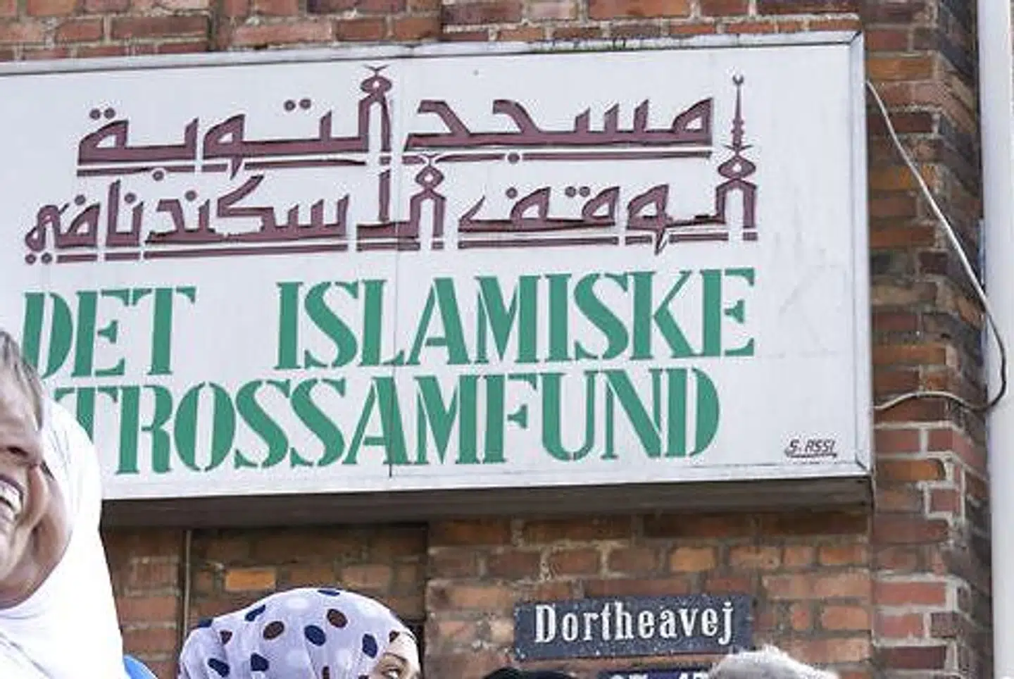 Holdet bag radioprogrammet »Det, Muslimer Taler Om« på 24Syv har tilknytning til Islamisk Trossamfund, som blandt meget andet på det lange synderegister er kendt for at lægge hus til optrapningen af muhammedkrisen, skriver Eva Gregersen. Hun mener ikke, at de tætte bånd til moskeen varedeklareres ordentligt.