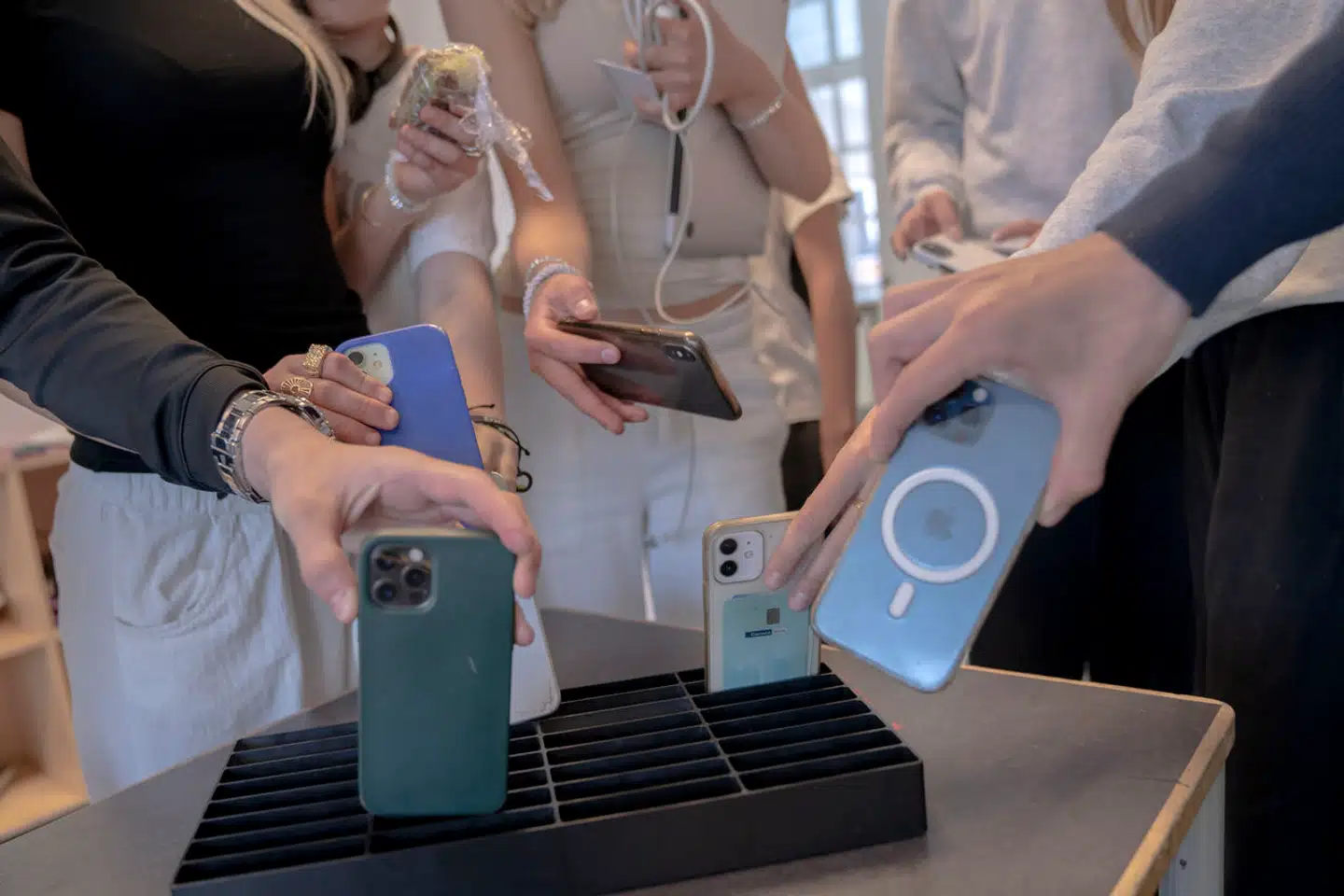 »Jeg har spurgt adskillige af mine bekendte om netop dette. Svaret har ofte lydt, at de er bange for at udelukke deres børn fra det digitale fællesskab. Men har børnene mon overhovedet godt af det såkaldte 'digitale fællesskab'?« skriver David Molin.