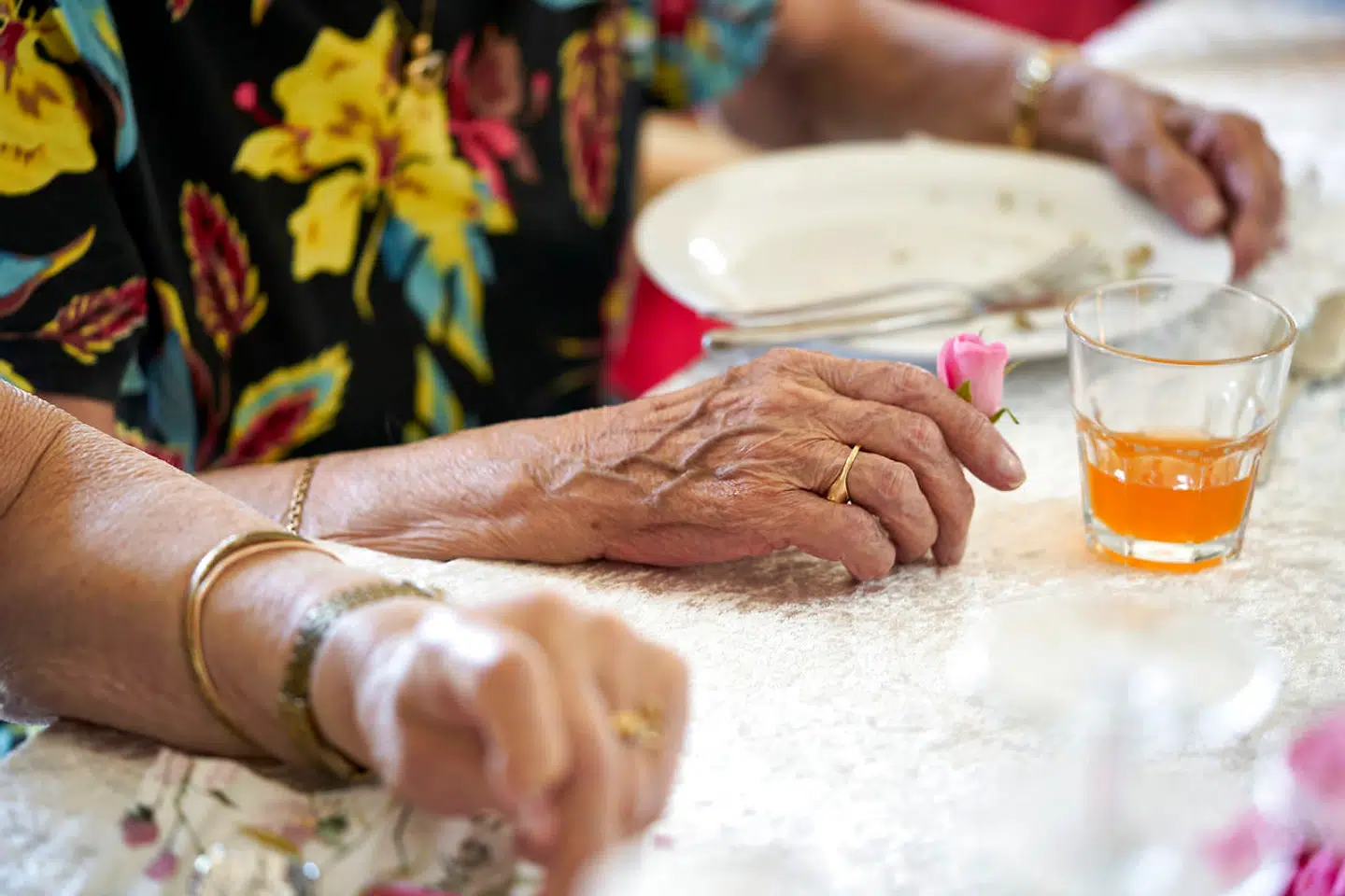 »En stor del af den unødvendige belastning, som de ældre og plejepersonalet mærker i deres dagligdag, fører nemlig igen og igen tilbage til overmedicinering,« skriver May Bjerre Eiby.