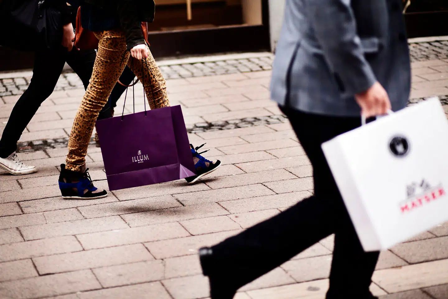 Jeppe Juul Borre, der er cheføkonom hos Arbejdernes Landsbank, kalder det imponerende, at detailhandlen holder niveau i juli.