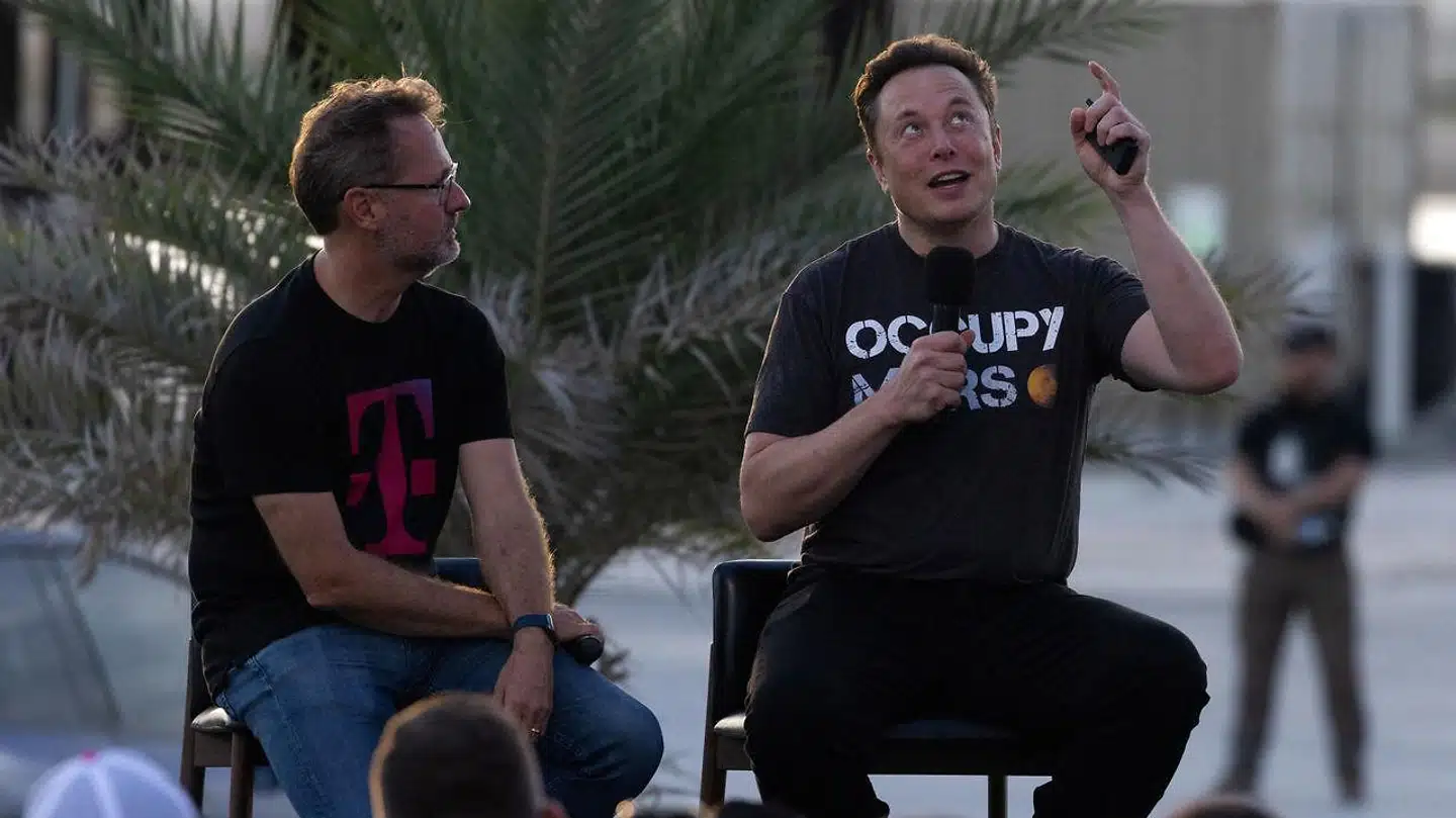 Mobilgiganten T-Mobiles topchef, Mike Sievert (til venstre), præsenterer sammen med SpaceX-stifter Elon Musk samarbejdet om at skabe et nyt satellitmobilnet, som kan bruges af almindelige telefoner.