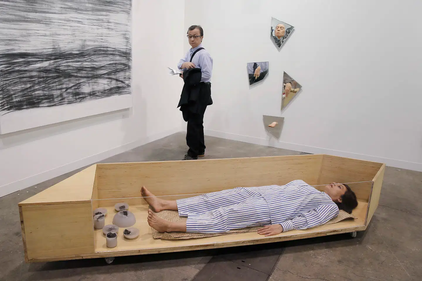 »Jeg er eksperimenterende, og det kan være svært at være både sælgende og eksperimenterende,« siger Lilibeth Cuenca Rasmussen. Billedet er fra en performance i Art Basel i Hong Kong i 2018.