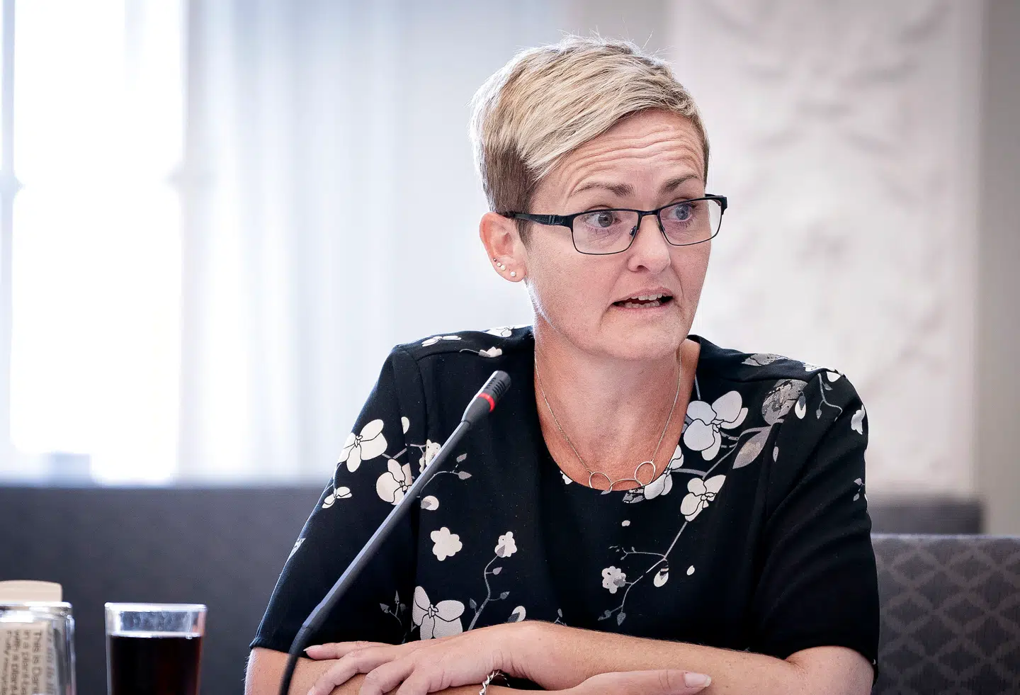 Et billede af en ung Pernille Rosenkrantz-Theil, taget i Folketingssalen i 2004, har fået meget opmærksomhed på Twitter. Billedet er taget en dag, hvor partierne debatterede et forslag fra DF om at forbyde offentligt ansatte at bære »kulturelle hovedbeklædninger«. Og netop hovedbeklædninger er nu igen genstand for debat.
