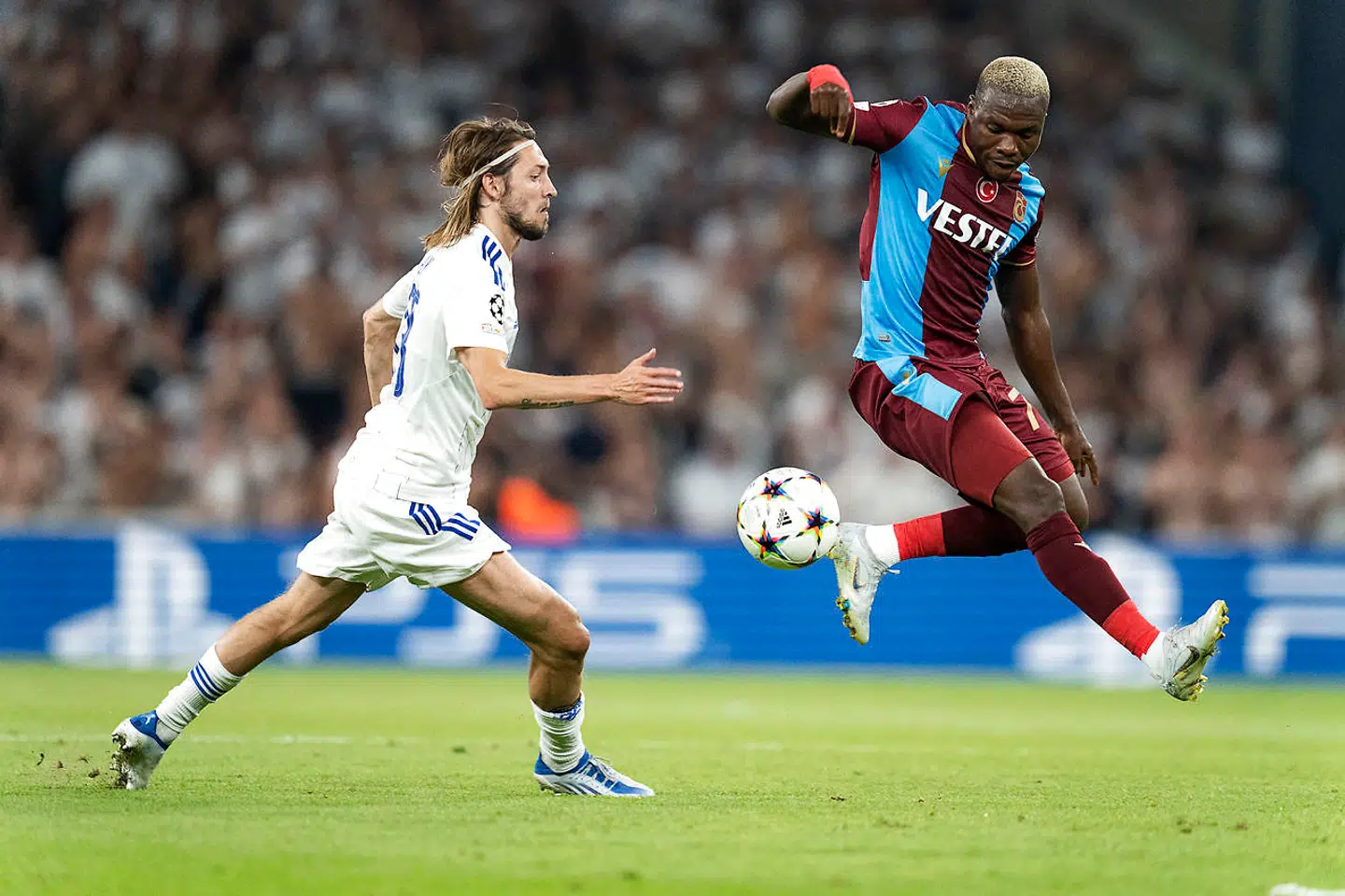 Fodbold og andre store sportsgrene er kraftigt sponsoreret af bettingfirmaer. Nu vil regeringen begrænse reklamer for pil på tv. (Foto: Claus Bech/Ritzau Scanpix)