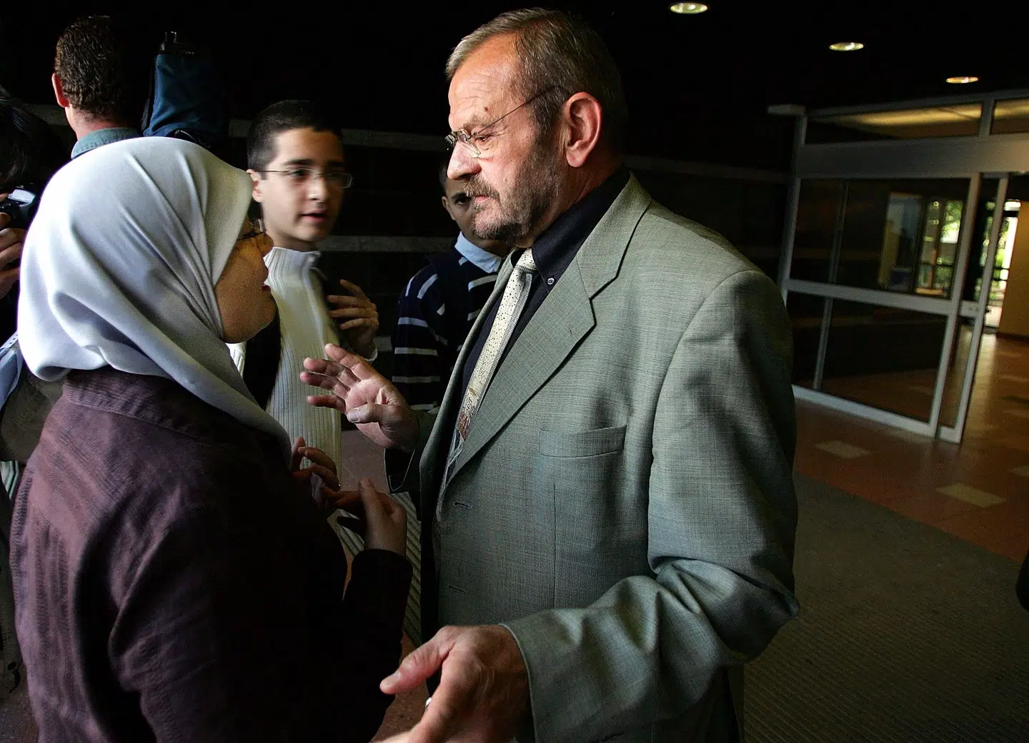 En kvindelig elev bliver afvist, da hun møder på sit gymnasium iført slør kort efter vedtagelsen af det franske tørklædeforbud i 2004.