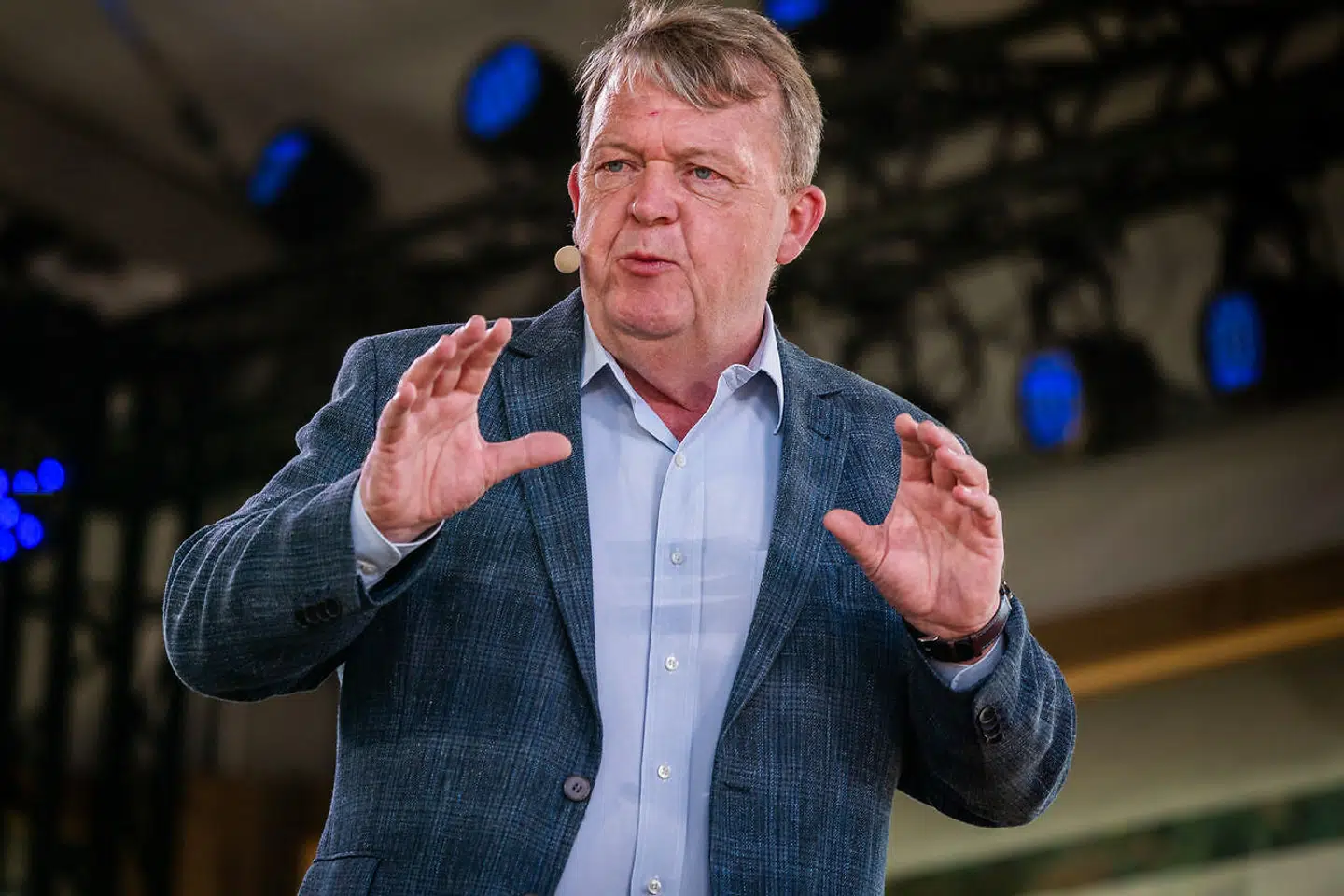 »Løkke har den uhørte frækhed, at forsøge at adressere de kolossale samfundsproblemer, der skal findes løsninger på, fremfor at spille velvilligt med den politiske sportsjournalistiks navnelege,« skriver Torben Steno.