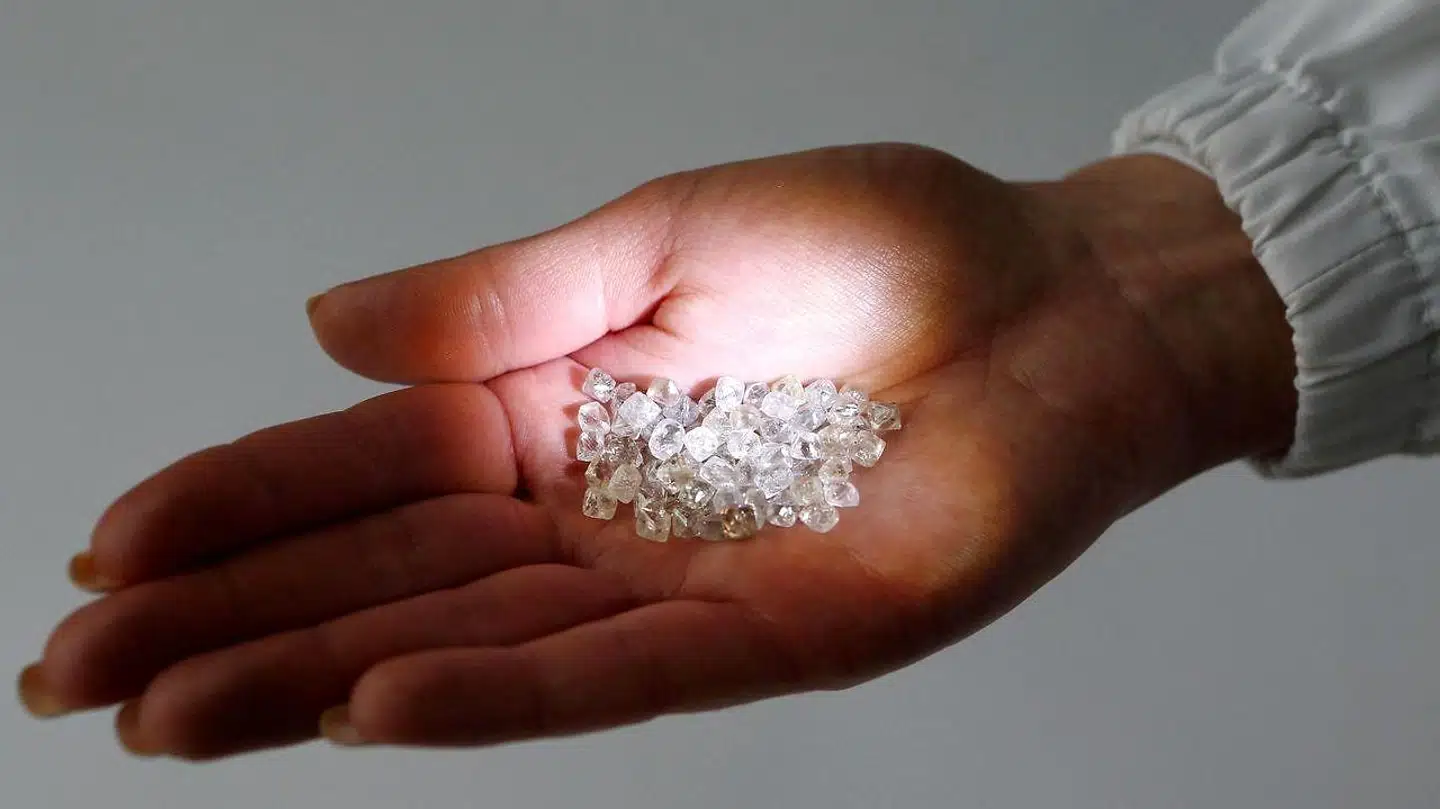 Den russiske minegigant Alrosa står bag omkring en tredjedel af verdens rådiamanter, og nu er salget snart på samme niveau som før Ruslands invasion af Ukraine.