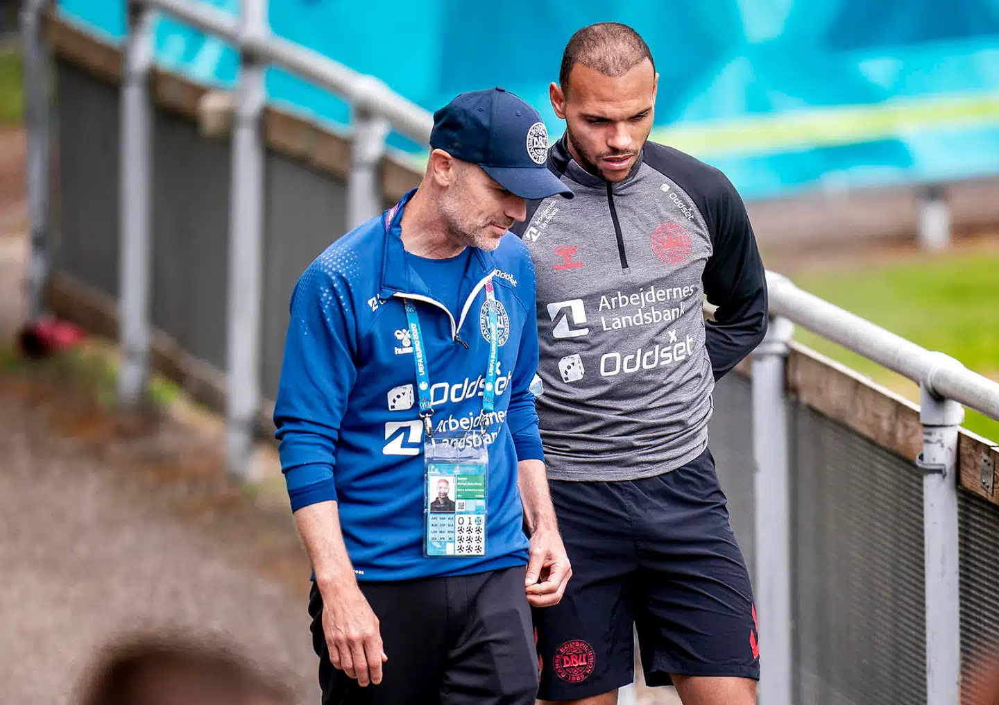 Læge Morten Boesen har reddet endnu et liv i Parken. Her ses han med landsholdsspiller Martin Braithwaite under EM i 2021.