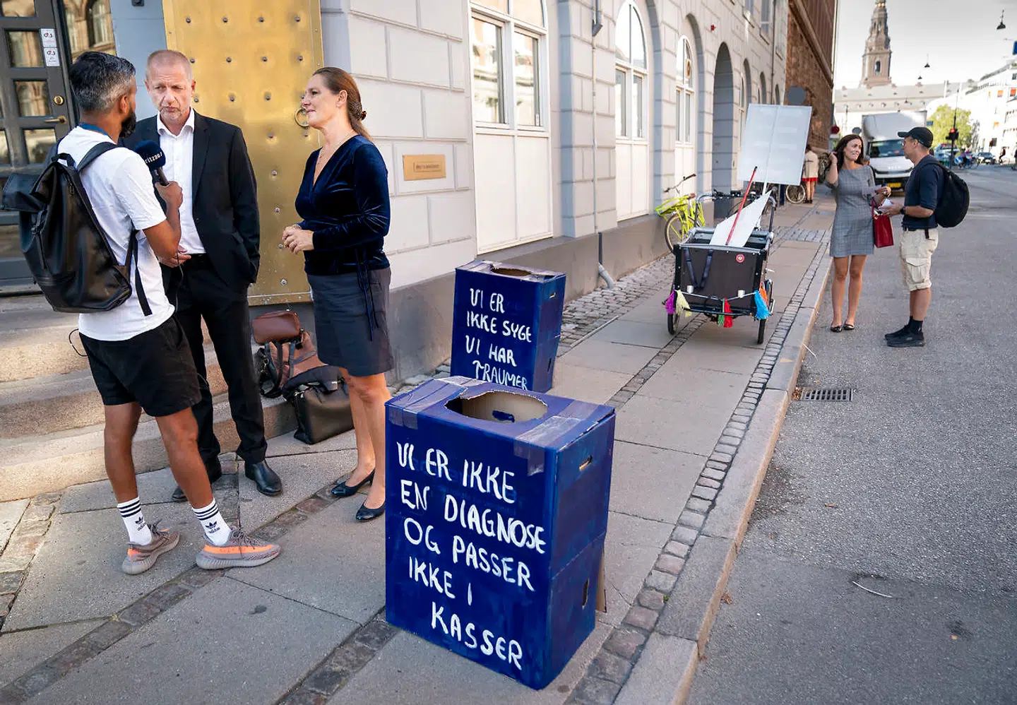Venstres Martin Geertsen, Jane Heitmann og Nye Borgerliges Mette Thiesen ankommer til Folketingets partier til den første forhandling om tiårsplanen for psykiatrien i Sundhedsministeriet onsdag den 24. august 2022.