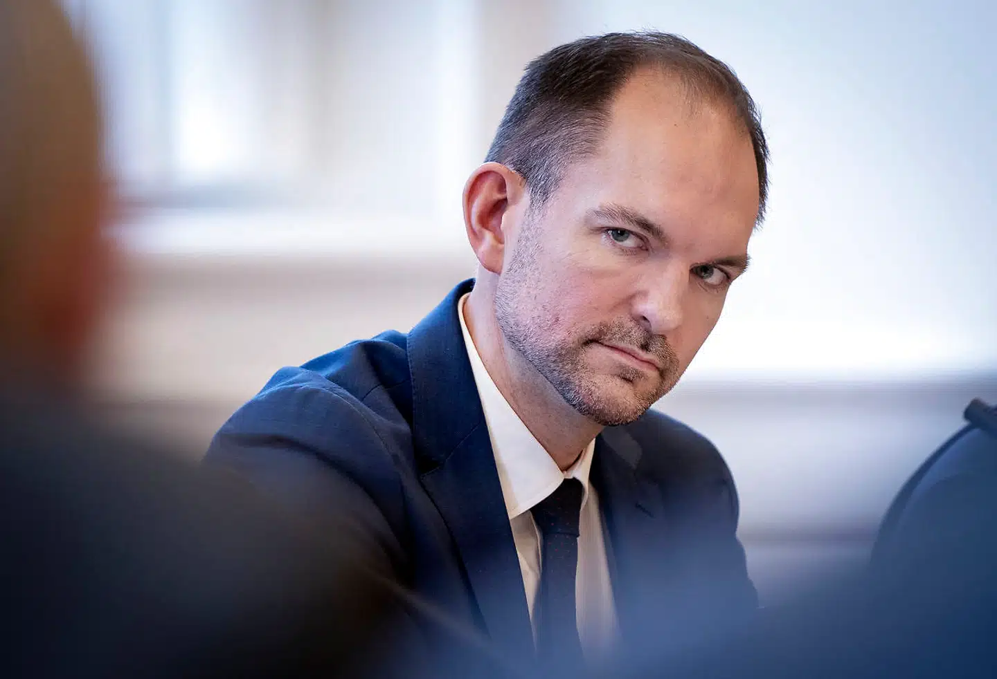 Priserne på el- og gas sætter ugentligt nye rekorder, og det betyder, at danskerne kan se frem til at betale mere til den danske statskasse. Skatteminister Jeppe Bruus (S) understreger, at staten samlet set ikke tjener på de øgede momsindtægte fra gas- og elprisstigningerne.