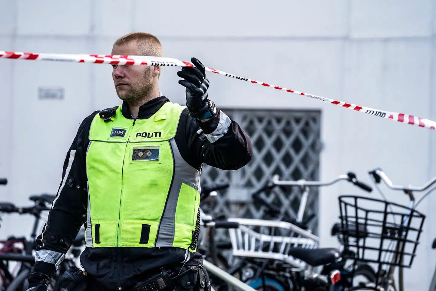 »Det er mit indtryk, at kriminalitetsbilledet har forandret sig. At den hårde kerne af kriminelle er forrået. De er skånselsløse, mere brutale og helt uden for rækkevidde. Afkoblet fra vores andres hverdag, samfund og moral,« skriver Mette Frederiksen.