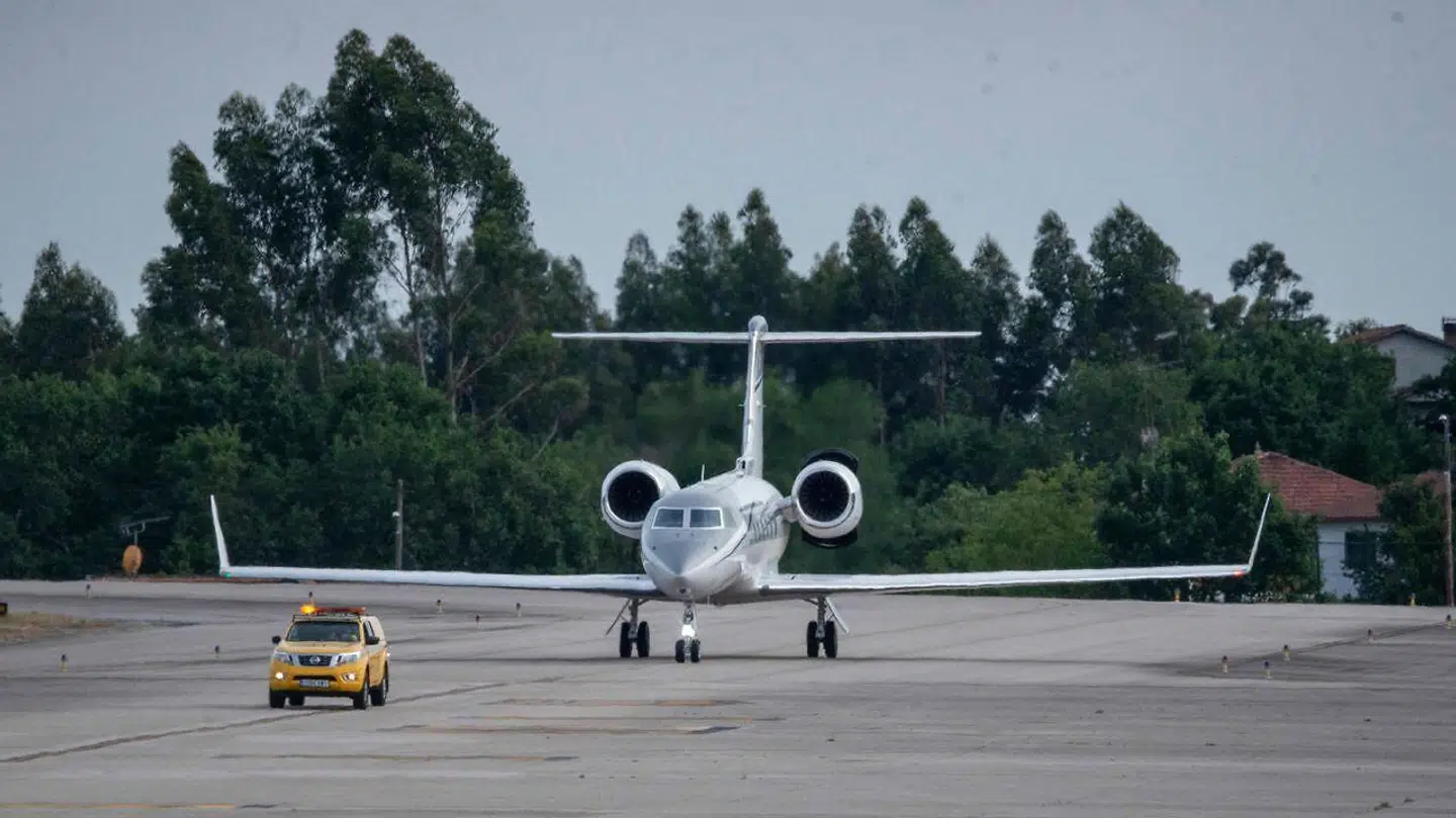 Private jetfly er ikke en klimavenlig måde at rejse på, mener den franske regering. Her er det dog Spaniens tidligere konge Juan Carlos' privatfly, der tidligere på året lander i lufthavnen i Vigo.