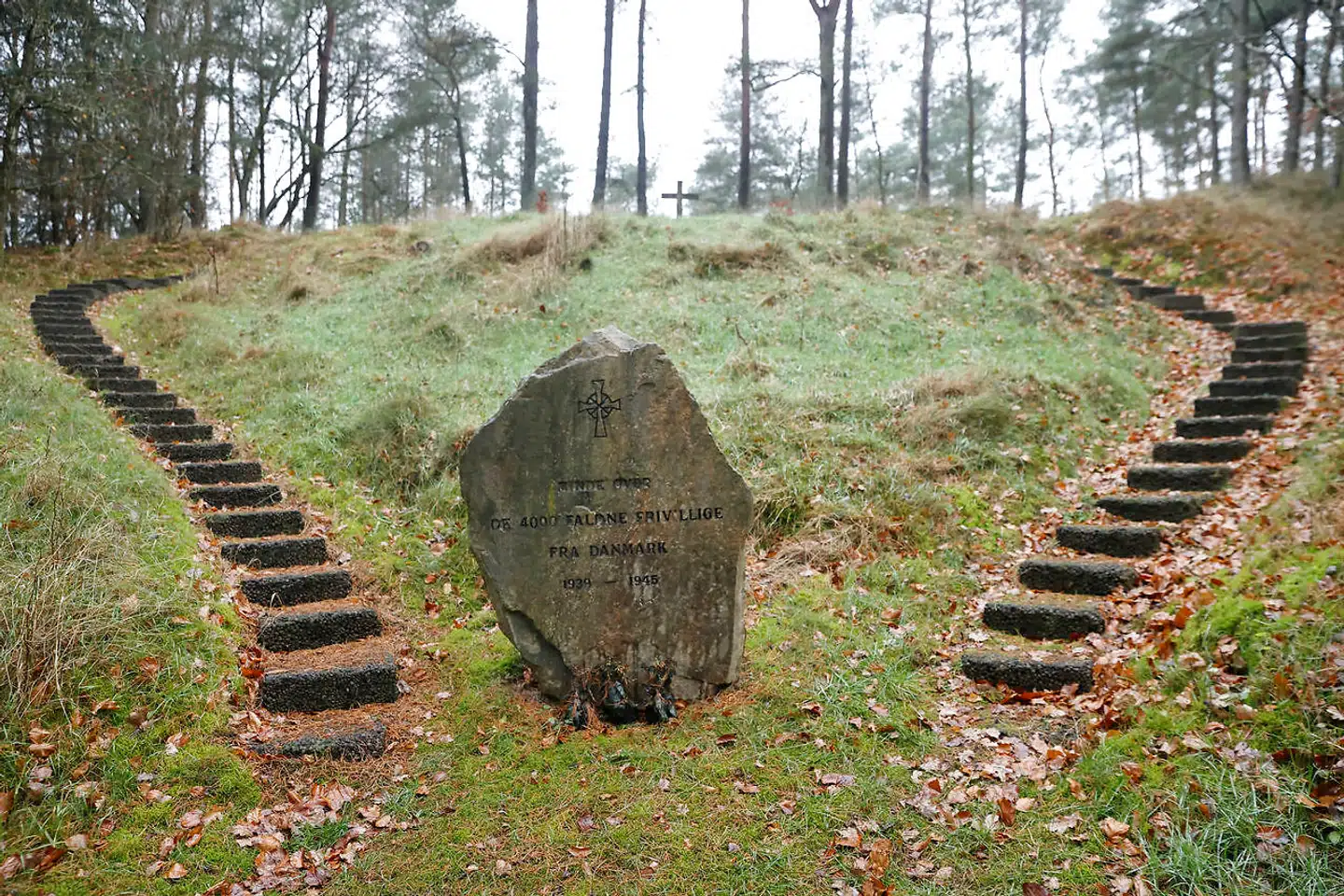 Mindelund for de 4.000 danskere, der gik i tysk tjeneste under 2. verdenskrig og faldt på østfronten. Den står ved Kongensbro nord for Silkeborg.