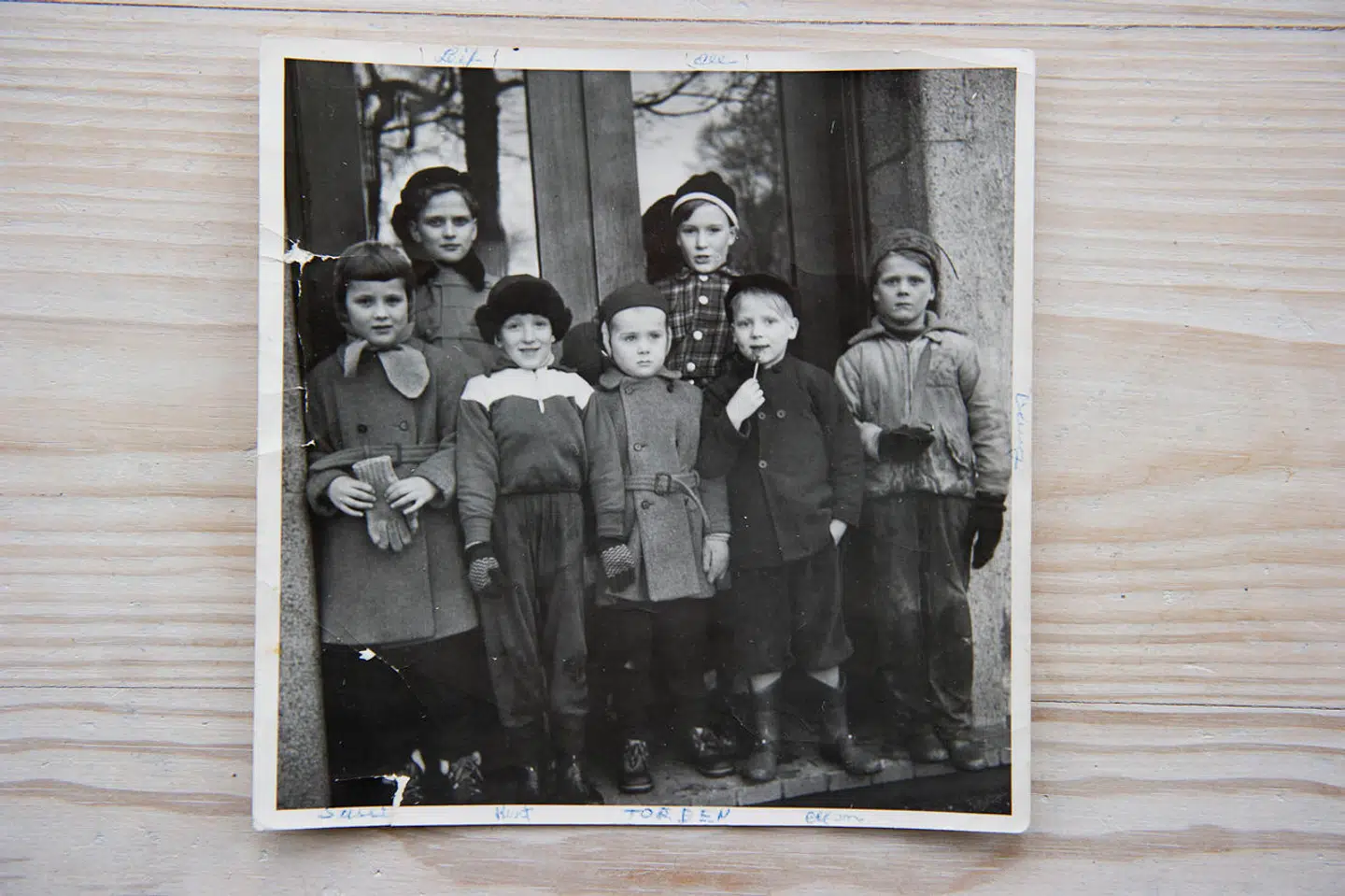 Allerede som barn var Suzanne Bjerrehuus interesseret i det andet køn. I hvert fald legede hun kun med drengene i gården. Her ses hun ene pige sammen med en flok af dem.