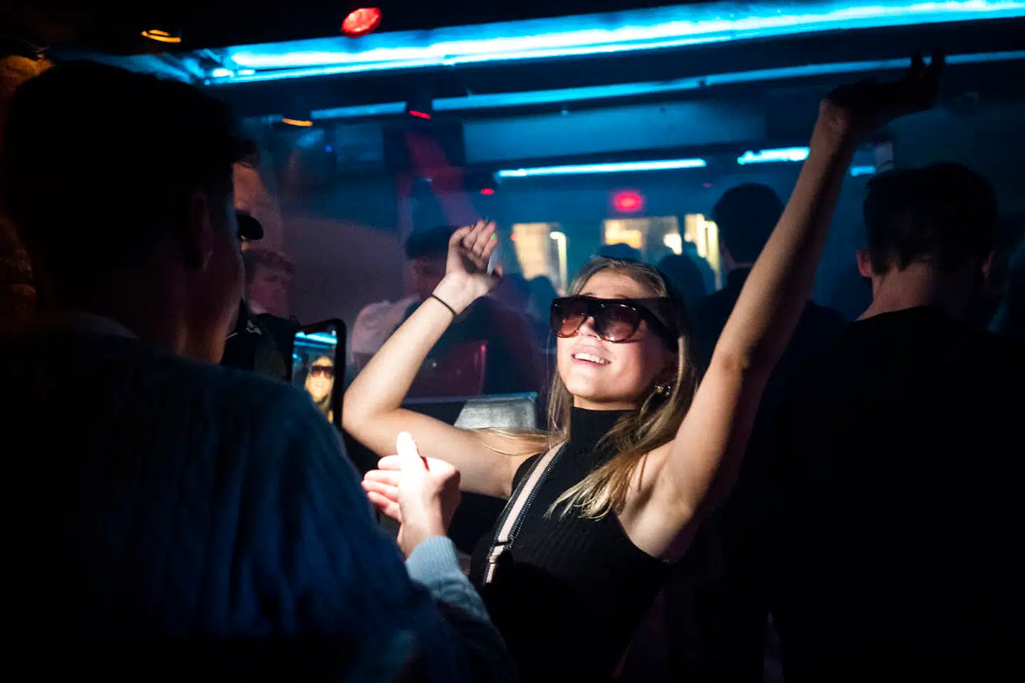 Et forslag fra Nye Borgerlige i København skal sikre, at københavnerne i højere grad bliver hørt, når de bliver generet af larm fra nattelivet. Men et konkret element i forslaget får brancheorganisationen til at grue. Her ses en festlig scene udspille sig på Gothersgade i København.