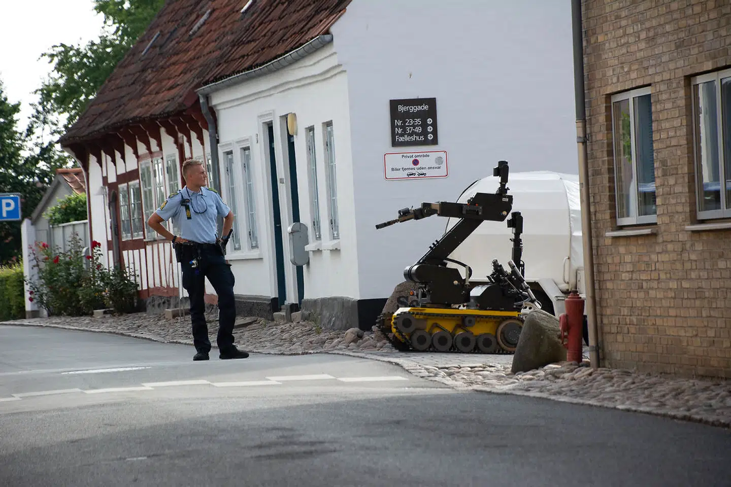 Politi og bomberyddere rykkede mandag ud til et værtshus i Sønderborg, hvor en øl-fustage med overtryk truede med at spring i luften. Den blev uskadeliggjort, uden at der skete skade på nogen eller noget. – Foto: Presse-Fotos.dk/Ritzau Scanpix