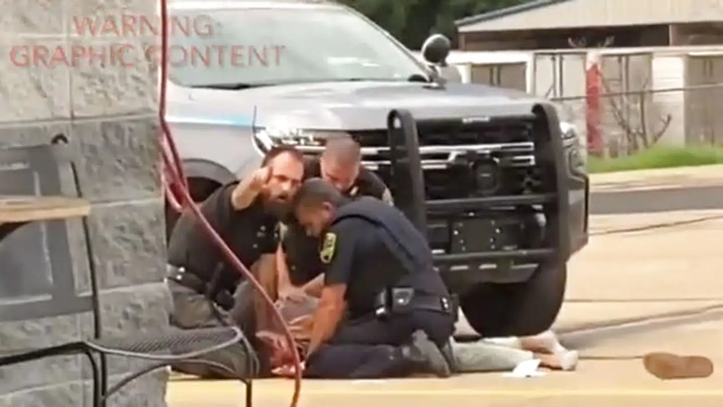 En brutal video er gået viralt på sociale medier. Den viser tre politibetjente i den amerikanske delstat Arkansas slå og sparke en mand, der bliver holdt nede på jorden. På et tidspunkt kigger en af betjentene direkte ind i kameraet og peger truende på personen, der filmer.
