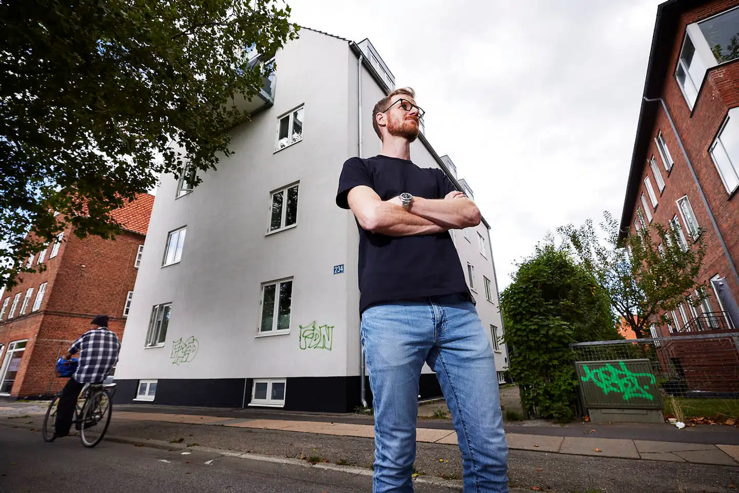 Søren Kjellberg Ishøy har kæmpet en indædt kamp mod renoveringen af Frederiksborgvej 234, som han er nabo til. Han mener, at Teknik- og Miljøforvaltningen har foretaget en elendig sagsbehandling i sagen om huset, og han møder opbakning fra Socialdemokratiet på Københavns Rådhus.