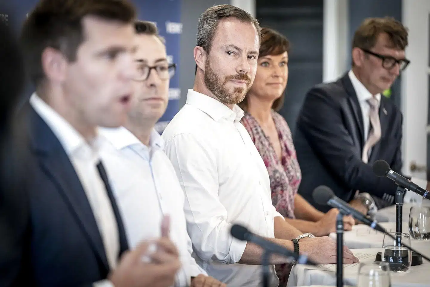 »Der er ca. 12.000 fuldtidsansatte på de kommunale jobcentre. Ledigheden er de senere år faldet betydeligt, men det ser ikke ud til at have påvirket antallet af ansatte på jobcentrene. Det er bare en af de klare indikationer på, at man kan og bør slanke jobcentrene,« skriver Mads Lundby Hansen.