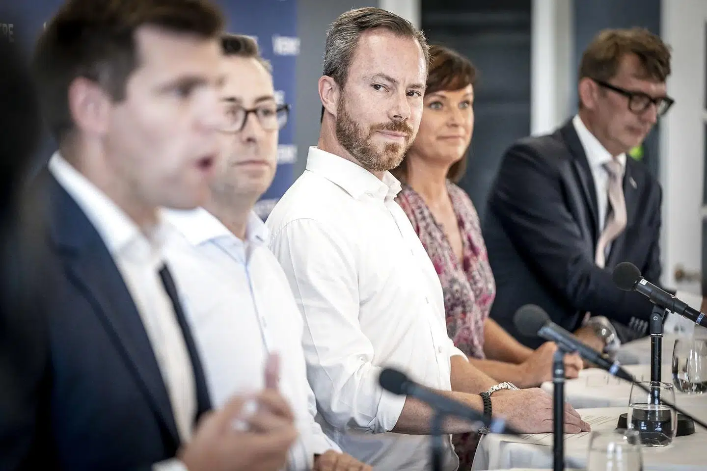 »Der er ca. 12.000 fuldtidsansatte på de kommunale jobcentre. Ledigheden er de senere år faldet betydeligt, men det ser ikke ud til at have påvirket antallet af ansatte på jobcentrene. Det er bare en af de klare indikationer på, at man kan og bør slanke jobcentrene,« skriver Mads Lundby Hansen.