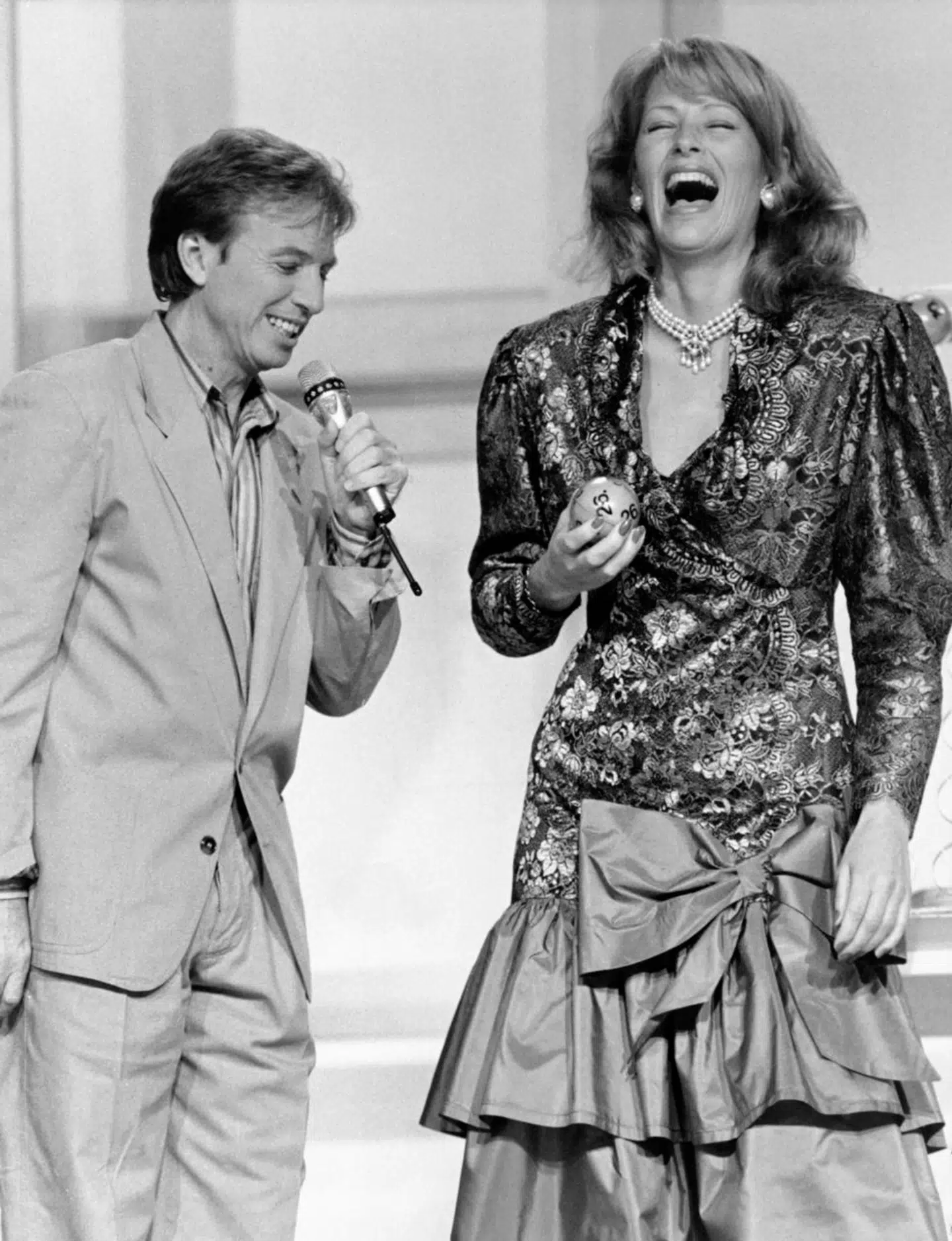 'Hun har en latter som et travderby', skrev en anmelder om Suzanne Bjerrehuus' tv-debut i 'Super chancen'. Her ses hun med den engelske musiker Tommy Steel.