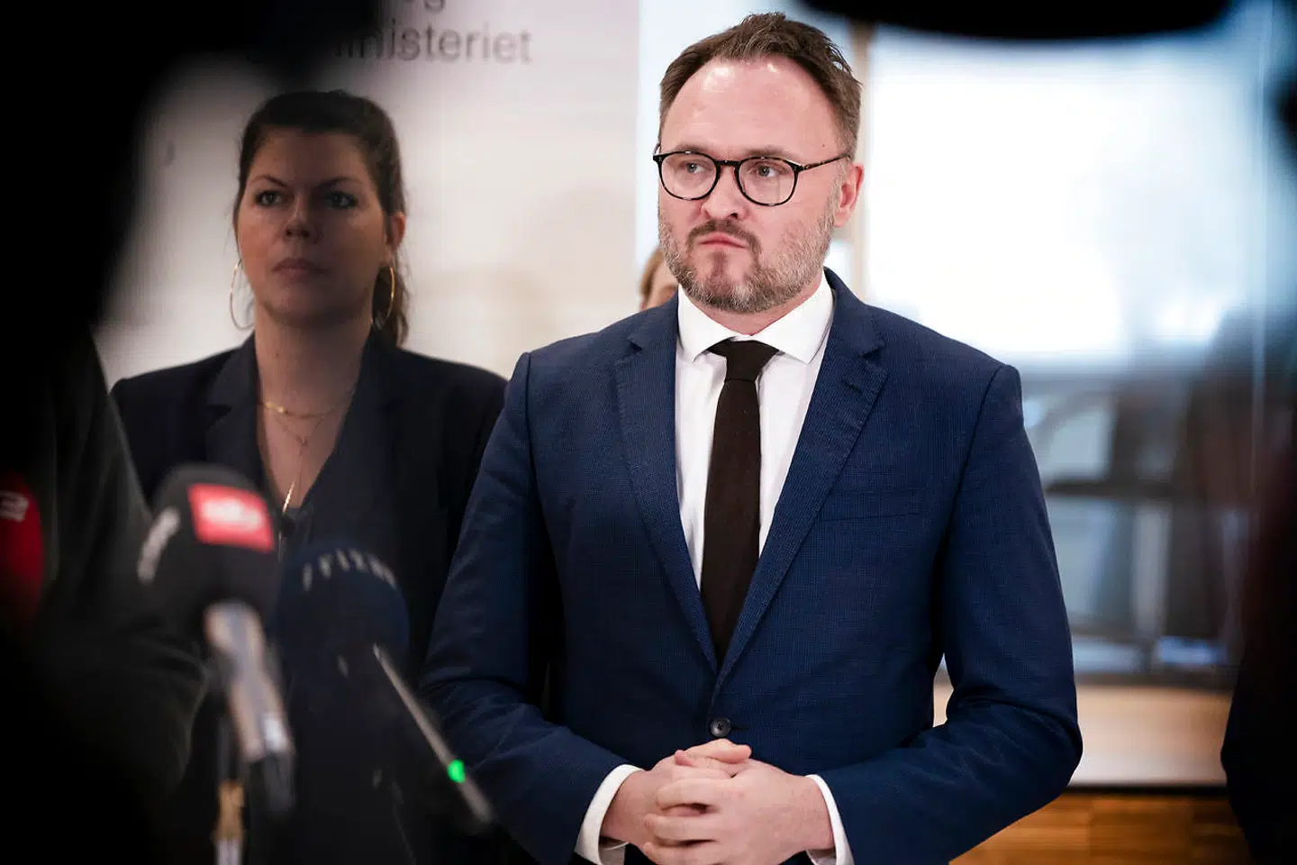 Aftalen om varmechecken blev indgået mellem regeringen, SF, Radikale Venstre, Enhedslisten, Frie Grønne, Kristendemokraterne og Alternativet.