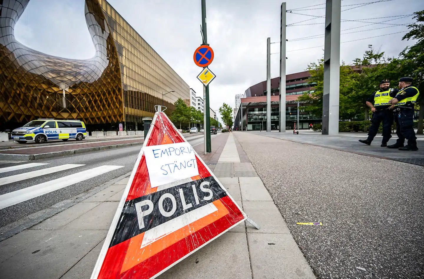 Et massivt politiopbud rykkede sent fredag eftermiddag ud til shoppingcentret Emporia i Malmø.