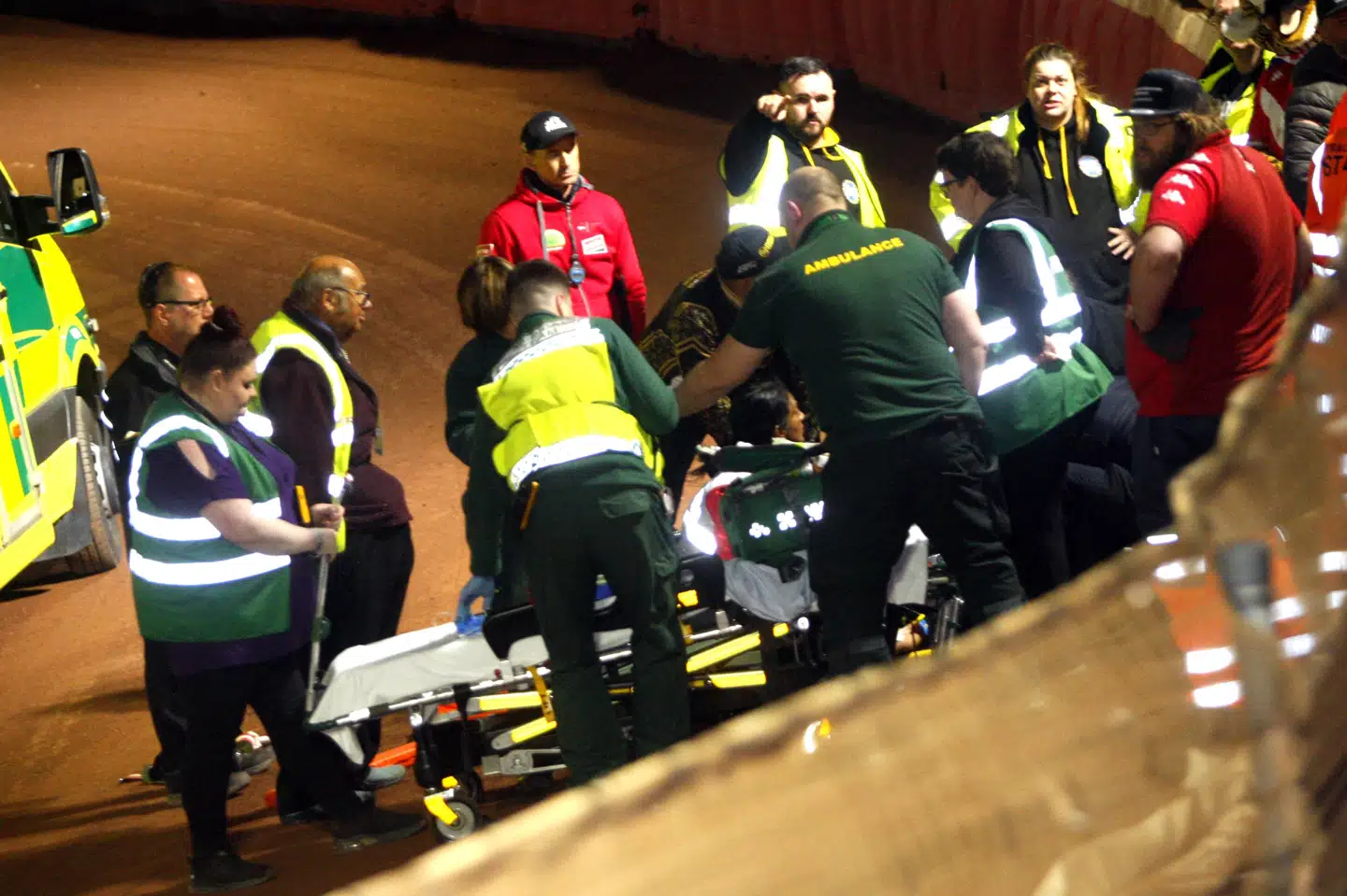 Anders Thomsen brækkede benet og blev kørt væk i ambulance. Sportxpress/Ritzau Scanpix