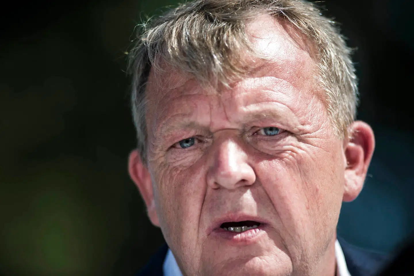 »Vi skiftes til at sidde på hænderne, fordi der er ikke nogen, der tør at gå ud med svære forslag. Og slet ikke nu, hvor valget nærmer sig. Det er derfor, at de ansvarlige partier bør sætte sig ned og udpege nogle områder, hvor Danmark har brug for forandringer,« lød det fra Moderaternes formand, Lars Løkke Rasmussen, der lørdag gentog sit krav om, at en kommende regering skal dannes over den politiske midte.