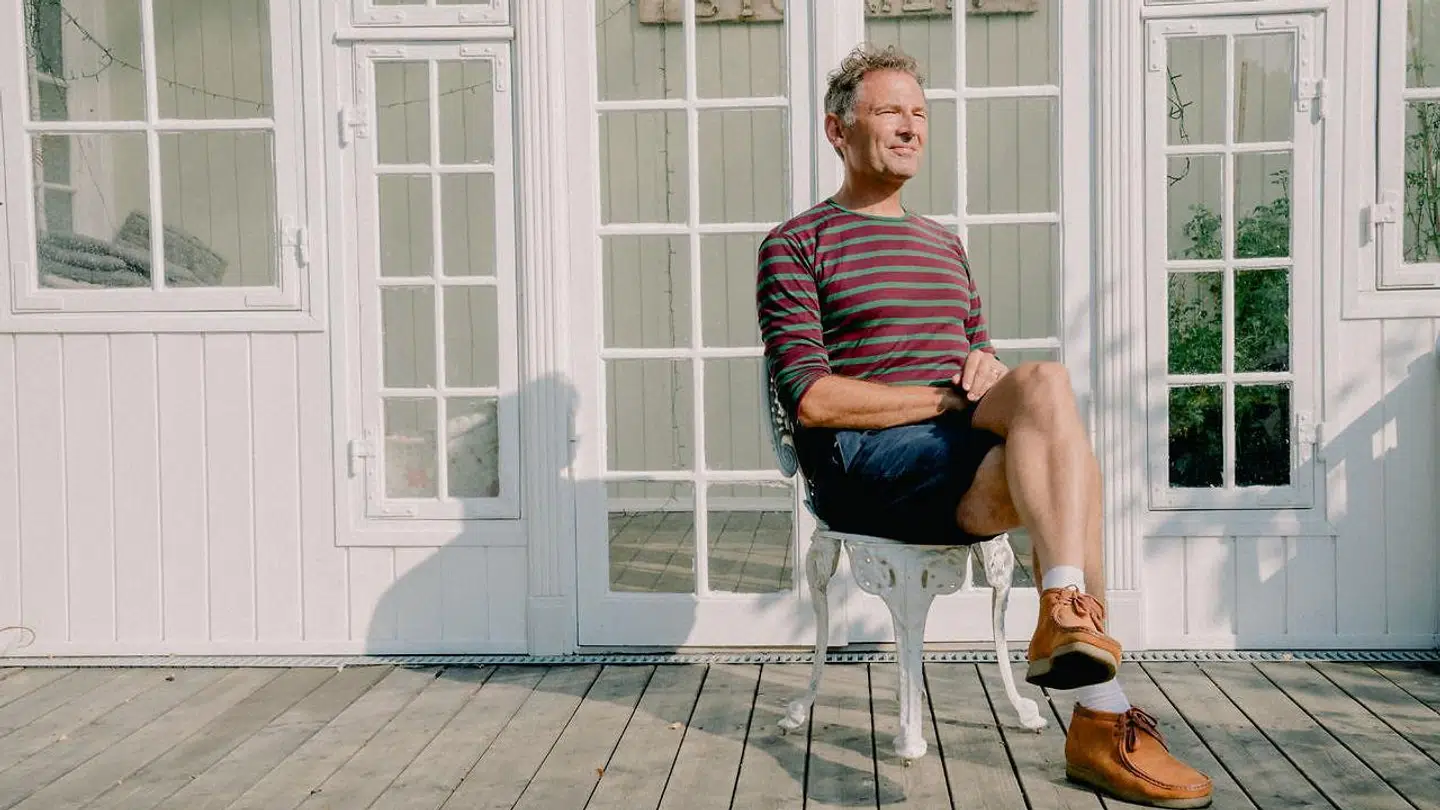 Peter Stenbæk har haft et langt arbejdsliv i reklamebranchen. I dag har han valgt at gå tilbage til udgangspunktet: Det kreative arbejde. Han har fundet tilbage til kernen i sin interesse. Det har givet ham en indre ro, og han nyder det.