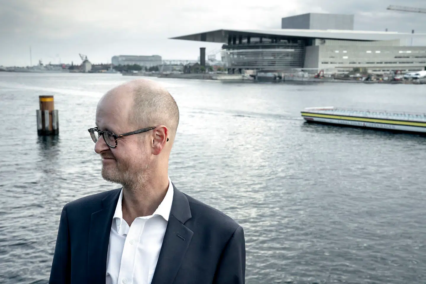 Cheføkonomen, der tidligere boede på Amager, bruger sin fritid på både rockmusik og kirkegang.