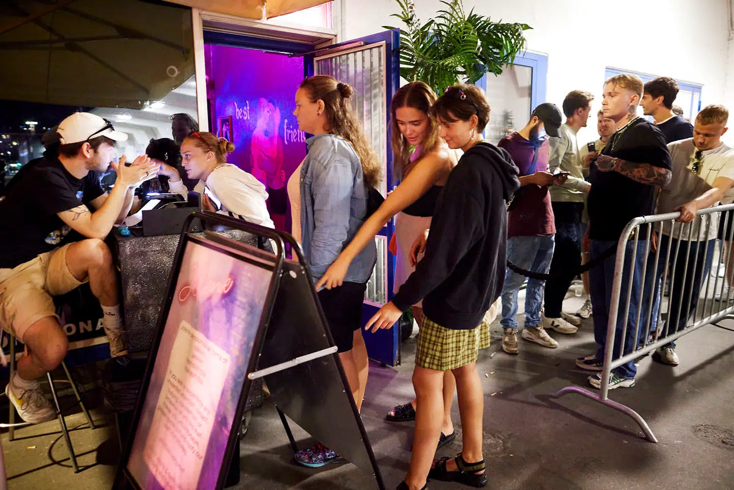 Selvom folk ifølge Nye Borgerliges Niels Peder Ravn selv vælger at flytte til et »forlystelseskvarter«, ser han også nattelivet som forandret til det værre.